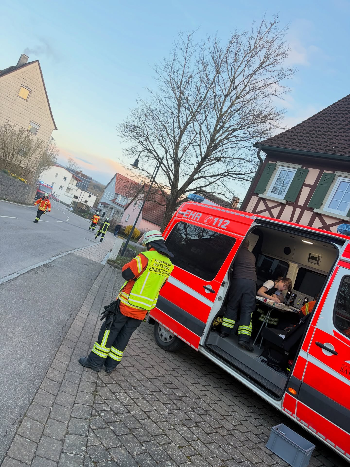 🚒 Abschlussübung der Abt. Satteldorf 🔥
Am Montag fand die Abschlusseinsatzübung des ersten Blocks „Brand“ statt.An einem Übungsobjekt in Gröningen wurde ein Brand im Erdgeschoss simuliert, zusätzlich mussten drei Personen gerettet werden.
Die Abteilung rückte mit 3 Fahrzeugen und 23 Einsatzkräften zur Übung aus.
👨🚒 Zwei Personen im Obergeschoss wurden über die Steckleiter gerettet, eine weitere Person konnte aus dem Erdgeschoss gerettet werden.
Zur Menschenrettung und Brandbekämpfung kamen 3 Atemschutztrupps zum Einsatz. Zusätzlich wurden Riegelstellungen zum Nachbargebäude aufgebaut, um eine Brandausbreitung zu verhindern.
Die Führungsunterstützungsgruppe erstellte eine Lagekarte, dokumentierte das Einsatzgeschehen und plante weitere Maßnahmen im Übungsverlauf.
👏 Starke Teamleistung aller Beteiligten!
#Feuerwehr #Einsatzübung #Atemschutz #Teamwork