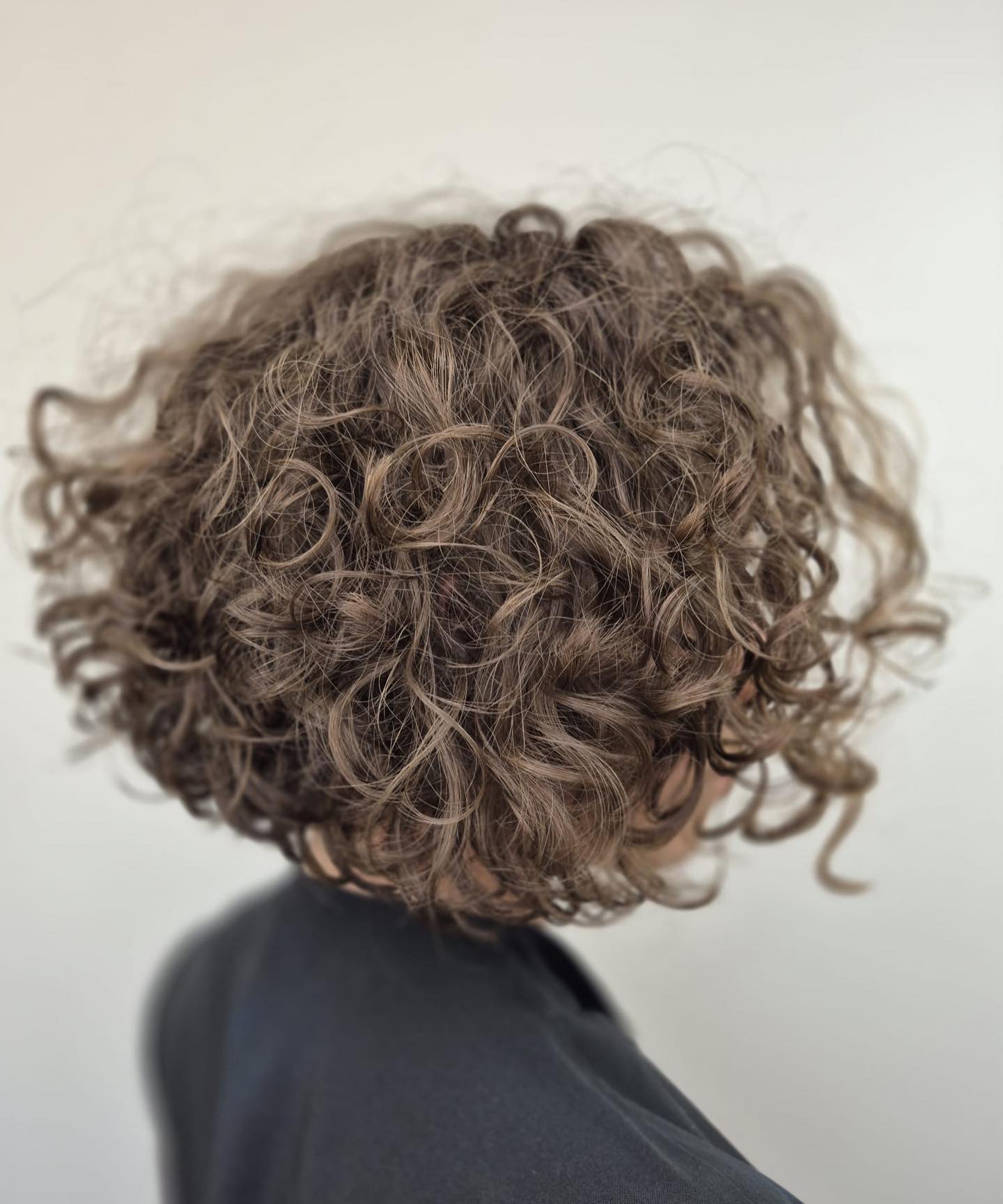 A #bigchop for our curly girly ✨
#curly #curlyhair #curlyhairstyles #studiohairlich