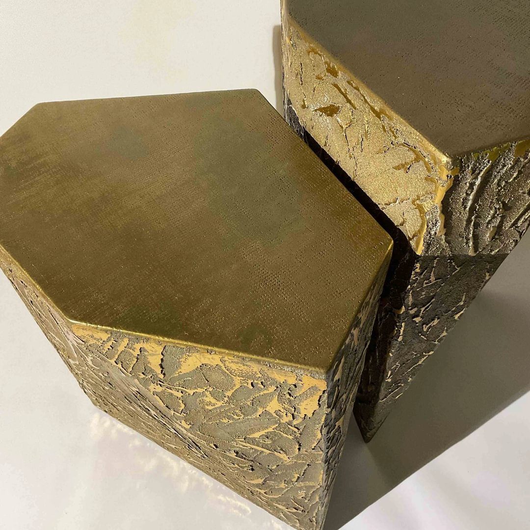 Metal plaster can take on forms from side tables and cabinets to wall finishes, and our expert artisans Patrick Shoemaker and Eva Pep create innovative textures that stand out.
Link in bio to see these and our vast range of plaster finishes for your next project. @nycdecorativearts @pepartnyc