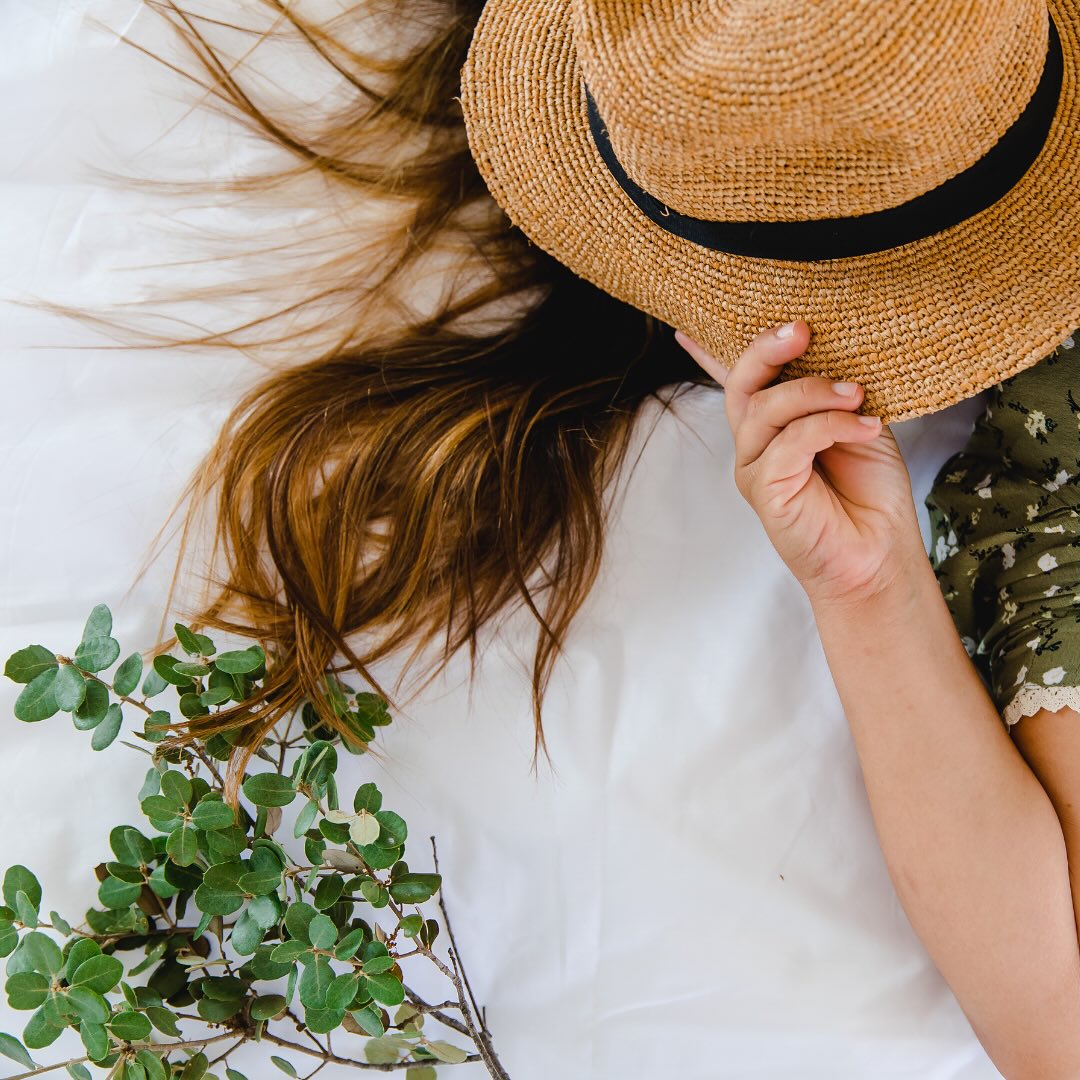 Escuta o teu corpo enquanto ele ainda te sussurra. Escolhe nutrir o teu bem-estar e equilíbrio todos os dias, em vez de esperar que o fôlego se esgote.
As pausas de bem-estar deixaram de ser um luxo para passarem a ser rituais de renovação indispensáveis. É sobre parar e cuidar para nos voltarmos a sentir inteiros.
No Montimerso, o som do vento no montado e dos pássaros substitui o ruído das preocupações do mundo lá fora. O horizonte infinito ensina-nos que a beleza reside na simplicidade e na imensidão. Aqui o tempo não foge, ele demora-se. É o lugar onde finalmente conseguimos respirar sem pressa.
Listen to your body while it’s still whispering to you. Choose to nurture your well-being and balance every day, rather than waiting until you’re completely exhausted.
Wellness breaks are no longer a luxury; they’ve become essential rituals of renewal. It’s about pausing and taking care of ourselves so we can feel whole again.
At Montimerso, the sound of the wind in the woods and the birds replaces the noise of the world’s worries outside. The endless horizon reminds us that beauty lies in simplicity and vastness. Here, time doesn’t slip away—it lingers. It’s the place where we can finally breathe without rushing.
#alentejosoul #wellness #bemestar #vagar #selfcare #ellbeing #time #tempo #horizonteinfinito #yoga #massage #massagens #montimerso #monsaraz #alqueva #alentejo #visitalentejo #montimersoskyscapecountryhouse