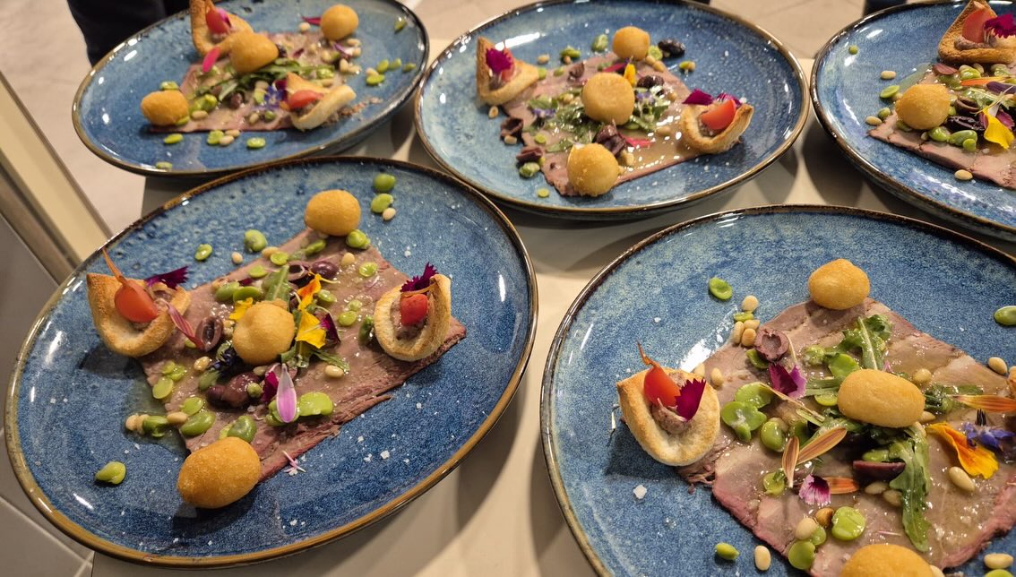 Repas préparé par les élèves du CS Traiteur et servi par la classe de 2tsha au rectorat de Nice
@cs_traiteuraugier
@remy.lesage.77