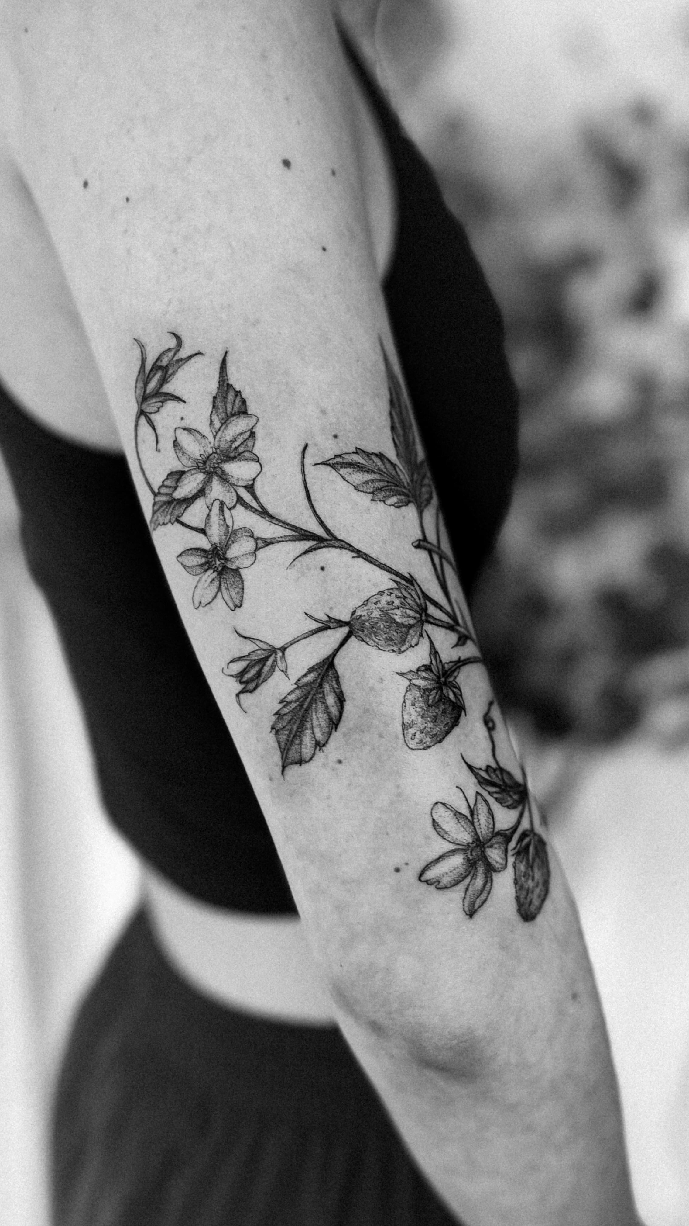 Just like that… It’s Berry easy! 🍓✍🏽
I love free-handing all my tattoos, I’d say 70% of my tattoos involve some if not all of my free hand work! It’s really one of my favorite styles of tattooing, I really get to tailor your needs and wants to an absolute custom tattoo design.
In this case, Rylee let me have full creative freedom {🎥Check out our Consult Reel below} where we went over her full vision for this piece and how we got to all of it SAME DAY! Thank you to my clients who let me be a real artist everyday! ✨💛