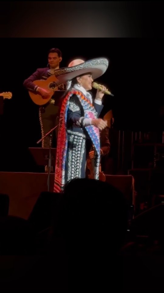 Mi gusto es...
Verles disfrutar, que canten conmigo cada canción.
En unos días nos reencontramos en el escenario.
Livermore: 10 Abril
Glendora: 12 Abril
Edinburg:18 Abril
Boletos disponibles en AidaCuevas.com
¿Dónde te veo?
#AídaCuevas #50AñosCantandoAMexico