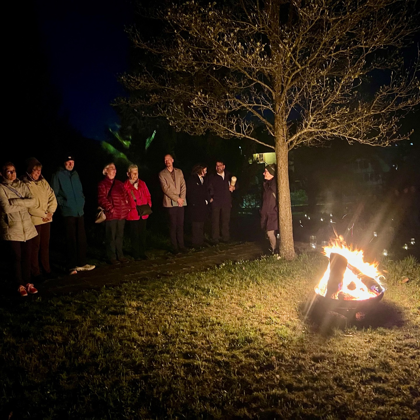Gestern, 5. April 2026, Ostern, 05.30, ein wunderbarer Frühgottesdienst! Kerzenlicht führte die Treppen hoch zur Kirche. Beginn am offenen Feuer. David Staub zündete mit Martin Niederhauser die neue Osterkerze an. Wir singen und ziehen in die dunkle Kirche ein. Barbara Stöckli, Sibylle Roth und Ruth Kobel vom Forum für Lebensfragen erweitern die Predigt mit eigenen Gedanken zum Thema "Mit dem Herzen sehen". Wir legen daraufhin unsere Kerzen in ein Herz, feiern Abendmahl, singen immer wieder und hören Martin Geiser an der Orgel und Jacqueline Kuhn mit ihrer Trompete. Am Schluss ist es hell geworden in der Kirche und wir ziehen ins Kirchgemeindehaus, um uns mit einem guten Zmorge zu stärken. Es war sehr schön! #oberburg #kircheoberburg #kirchgemeindeoberburg #osterfrühfeier #mitdemherzensehen