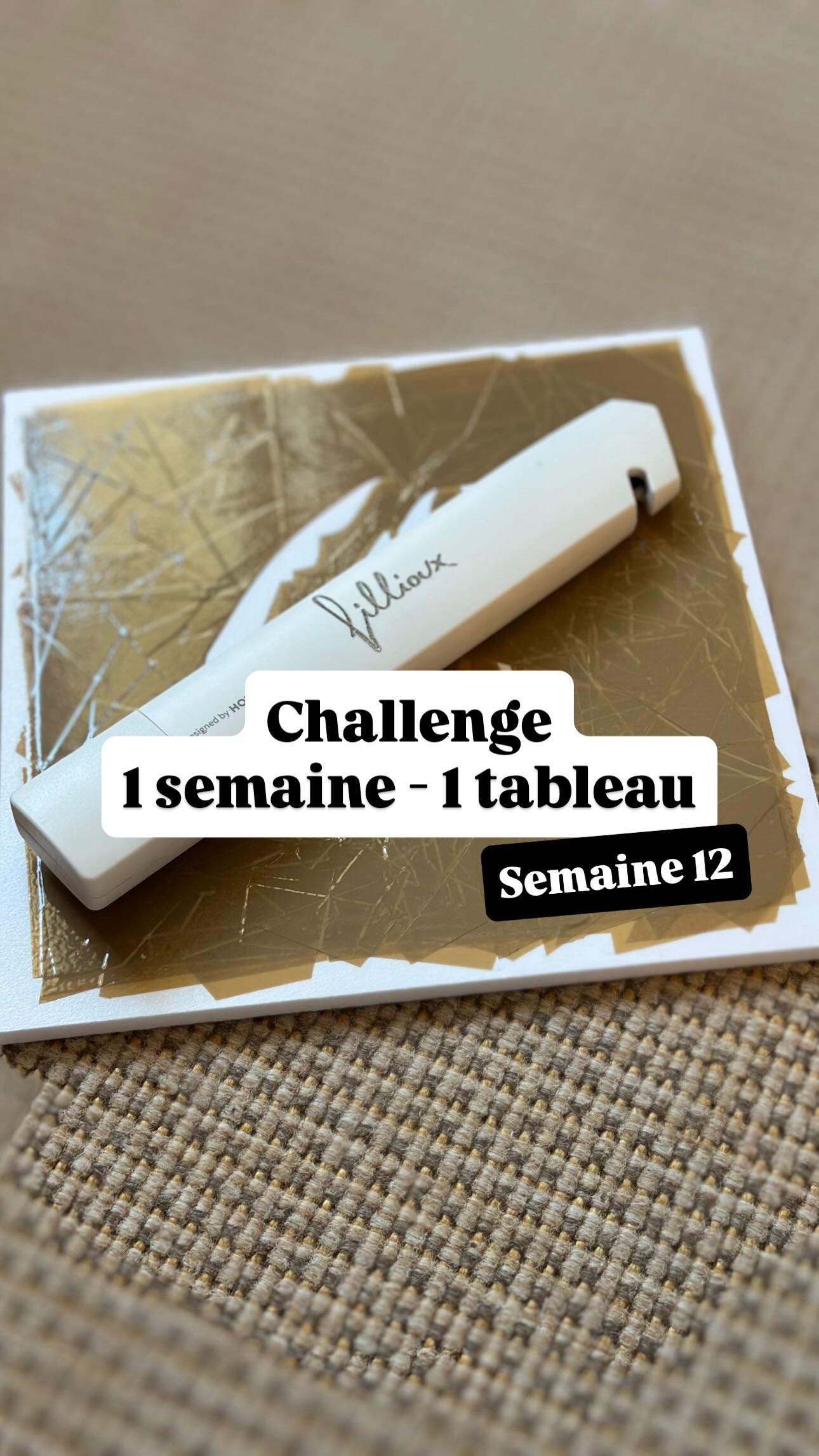 Challenge « 1 semaine - 1 tableau »
SEMAINE 12 - « Étreinte silencieuse »
.
Une main serrée, un regard, un silence…
.
Soutenir quoi qu’il arrive, soutenir sans attendre en retour, soutenir par amour, par amitié, par humanité.
.
Soyons Humains.
.
#artcontemporain #tapeart #art #collage #scotch
