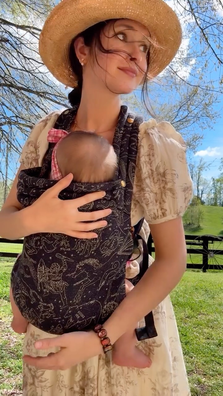 a butter mom, an aloe vera mom, a barefoot mom, a crunchy mom 🤍✨With all the fun trending “mom vibes” I feel like I fall into a different one depending on the day 😅
Does anyone else feel that way?
#buttermom #gardenmom #aloeveramom #natrualfibersmom #momootd