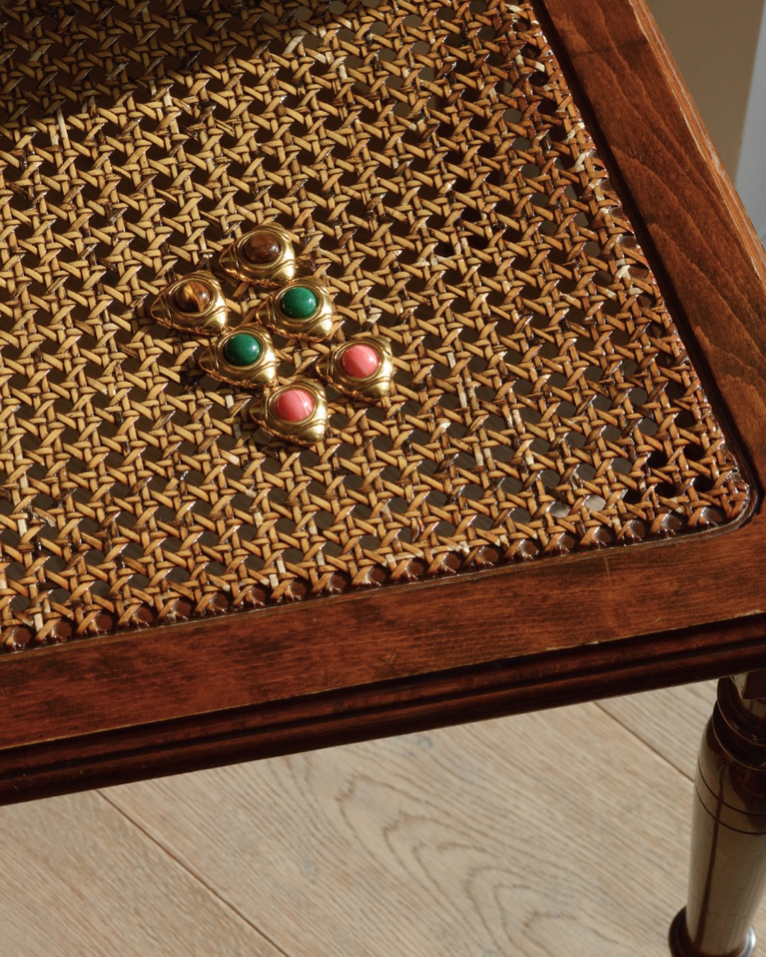 I Solèa sono dedicati alle donne mediterranee: forti, determinate, delicate.
La sua forma richiama l’anatomia femminile mentre ogni pietra accompagna un’energia diversa:
Agata verde, rinnovamento; occhio di tigre, forza interiore; Rodonite, Armonia 🌸🤎🌿