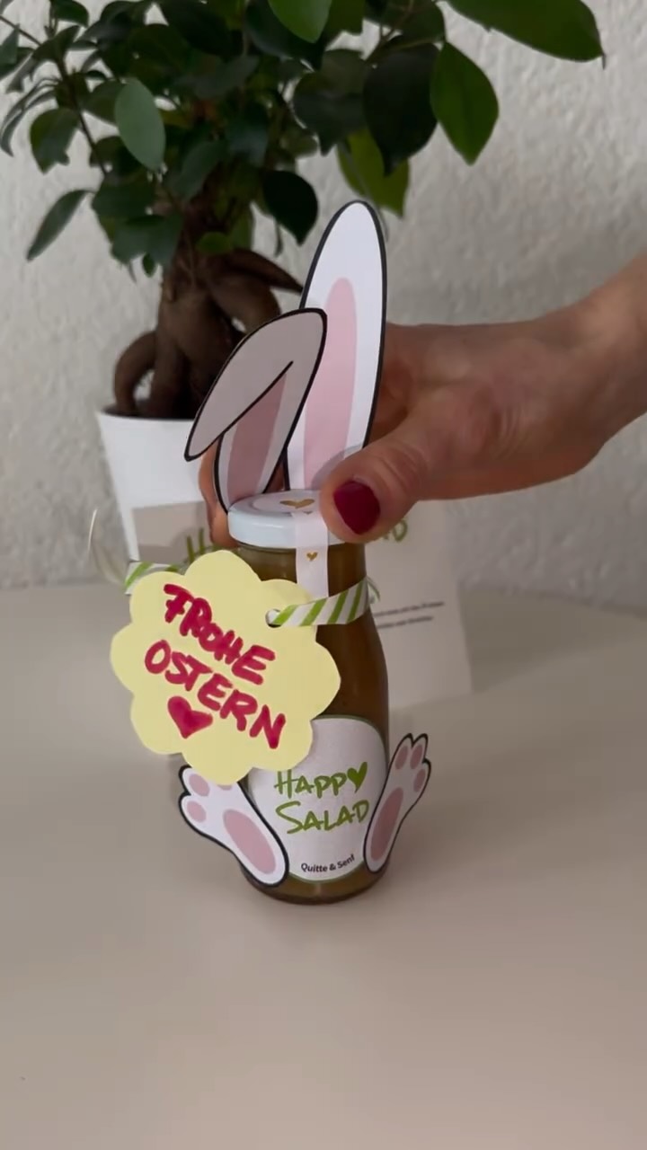 Du suchst noch ein frisches und kreatives Ostergeschenk? 🐣🥗
Mit einer Happy Salad Flasche zauberst du im Handumdrehen ein kleines DIY-Geschenk, das nicht nur gut aussieht, sondern auch richtig gut schmeckt 💛
Einfach unsere Bastelvorlage ausschneiden, Anhänger befestigen – und schon hast du einen persönlichen Ostergruß für deine Liebsten ✂️✨
Perfekt für alle, die noch eine schnelle, aber stilvolle Idee für Ostern brauchen 😉
Würdest du das verschenken?🎁
#ostern #diy #HappySalad #OsterIdeen #frühlingsgefühle #lastminutediy