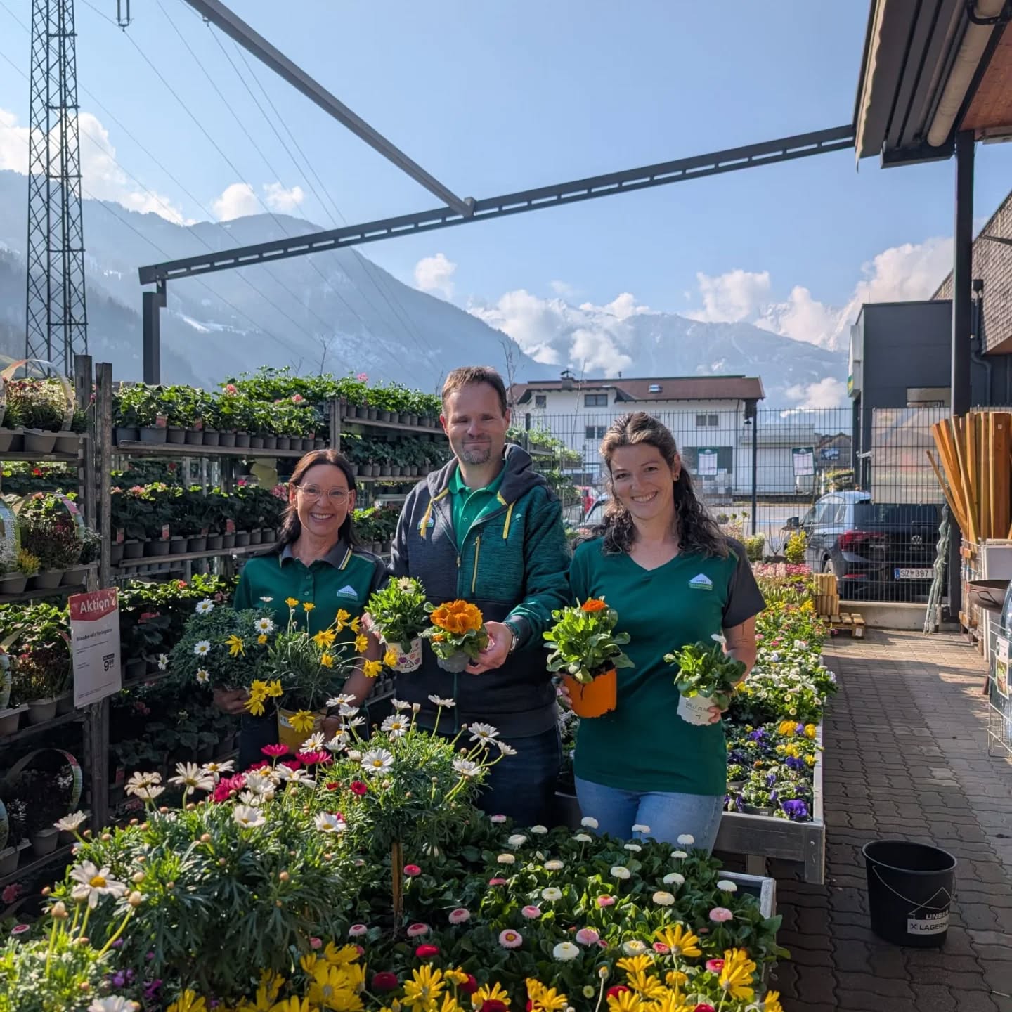 โEndlich kitzeln uns die ersten Sonnenstrahlen! โ๏ธ
โPassend zum Osterwochenende erwacht die Natur aus dem Winterschlaf. ๐ผโ๏ธ
Der Osterhase ist schon fleiรig am Hoppeln und wir haben die passenden Frรผhlingsboten fรผr euch vorbereitet. ๐ฐ๐ท
โEgal ob als Mitbringsel fรผr das Osterfrรผhstรผck oder um euch selbst eine Freude zu machen: Unsere frischen Blumen bringen Farbe in euer langes Wochenende!๐ฅฐ๐
โKommt vorbei und schnappt euch ein Stรผck Frรผhling.
Wir freuen uns auf euch! โจ๐๐