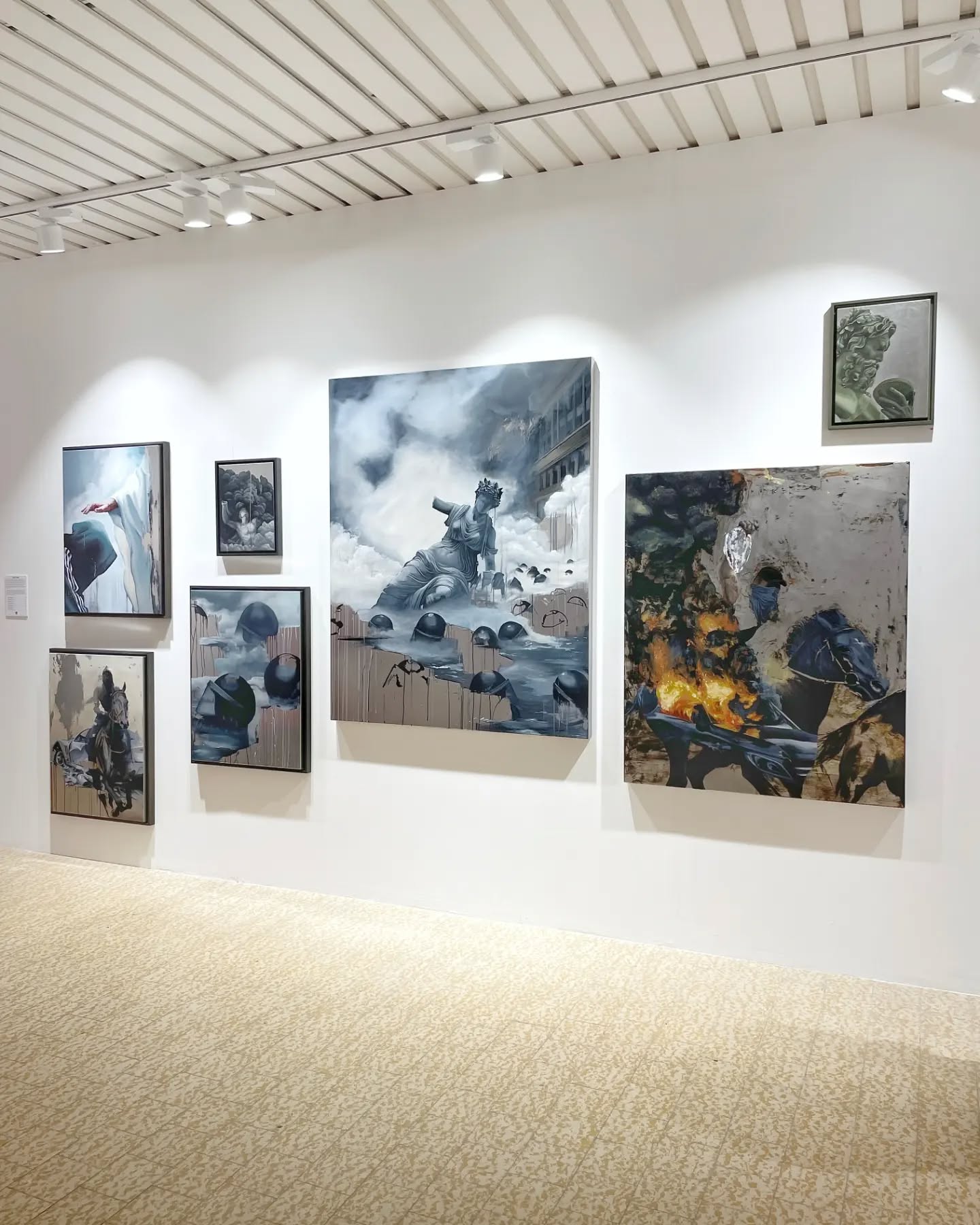 Weniger Murals – mehr Gewalt und Ästhetik.
In den letzten Monaten gab es wenig Zeit für große Wände, dafür war ich mehr im Atelier.
Bis Ende des Monats zeige ich einen großen Teil der neuen Arbeiten in der @affenfaustgalerie zur @knotenpunkthh Ausstellung. - schaut vorbei!
Hier gibt jetzt auch wieder mehr Content 😘