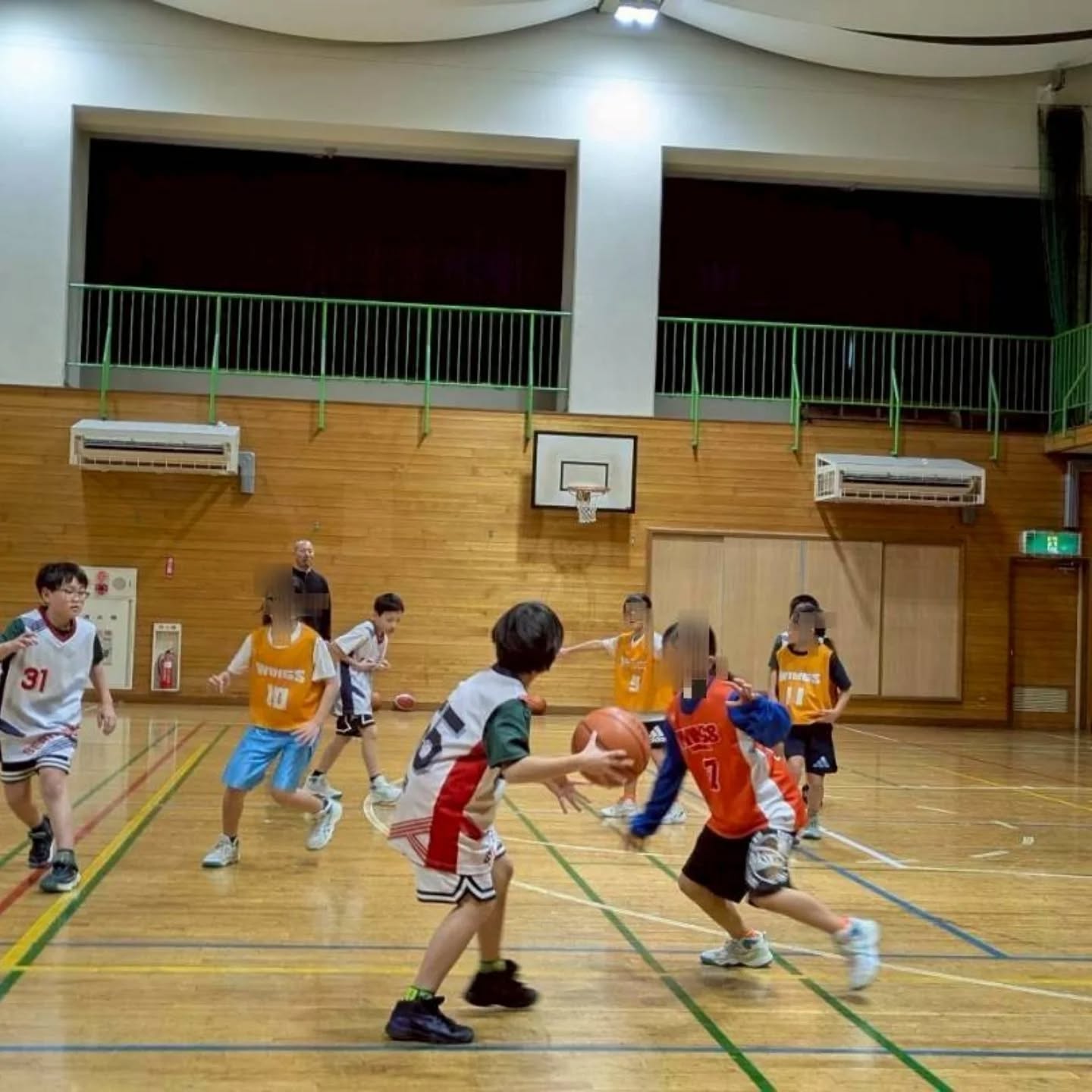 【新年最初の練習】
新年最初の練習はウィングスさん(@sumini_wings )との合同練習でした!
一緒に練習することで、普段とは違う刺激をたくさん受け、とても良い時間になりました!
目標を書いての抽選やじゃんけんゲームも行い、楽しい雰囲気の中で新年のスタートを切ることが出来ました🔥
ウィングスの皆さんありがとうございました!
#みどりシーホークス #ミニバスケットボール #バスケ #合同練習 #バスケ交流