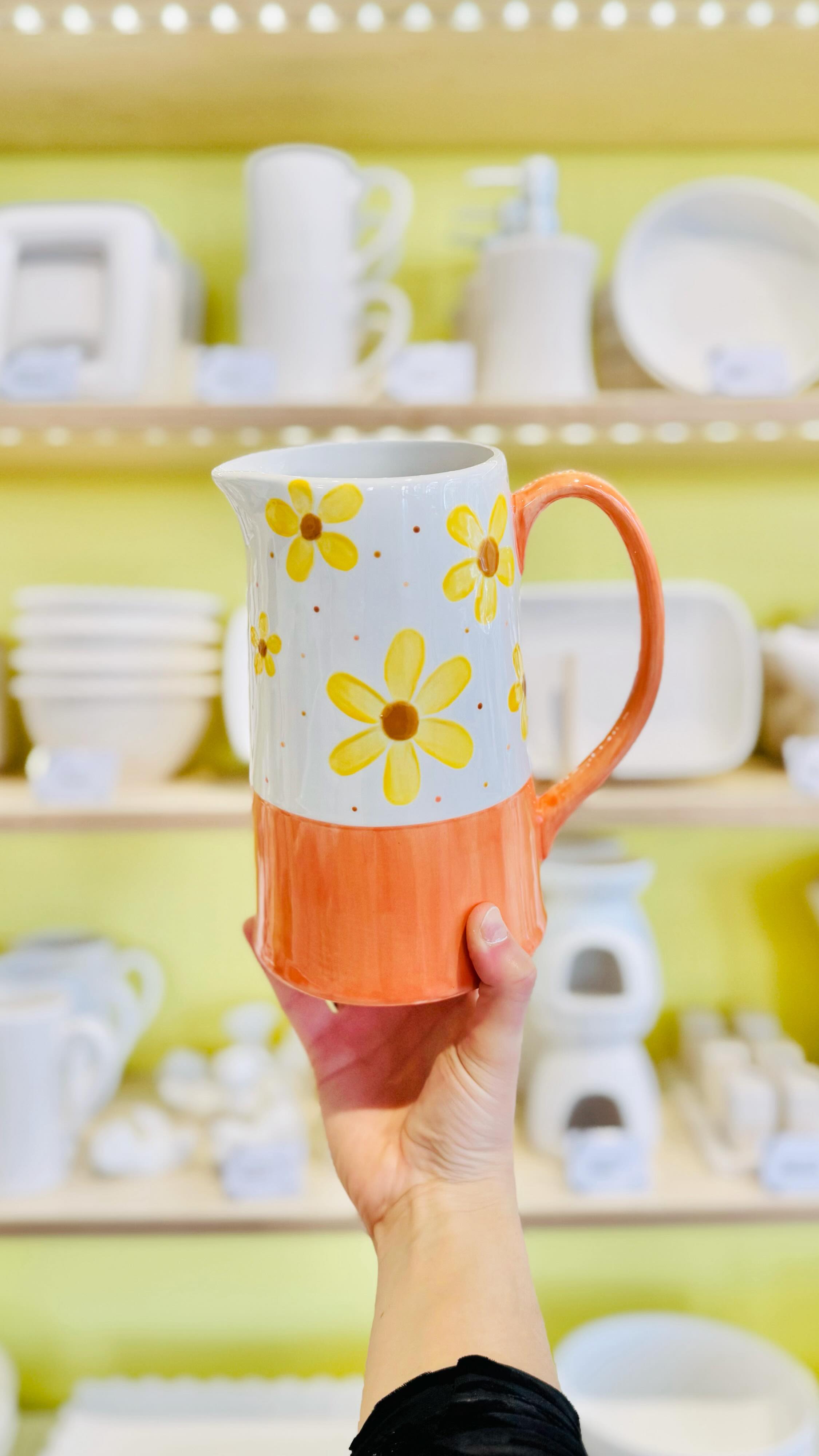 Une seule pièce… une infinité de créations ✨
Notre pichet Majesté se réinvente entre toutes vos mains. Rayures graphiques, petits mots, motifs fruits & légumes, esprit léopard ou ambiance fleurie…
Chaque création est unique, parce que chaque créateur l’est aussi. 🎨
Une seule pièce, une infinité de possibilités pour laisser éclore le Manifik en vous 🌸
À votre tour d’imaginer, de créer et de donner vie à votre propre version.
Réservez votre séance de peinture sur céramique à Strasbourg sur manifik.fr ♥️
céramique Strasbourg, ceramic café Strasbourg, peinture sur céramique, idée activité créative, atelier créatif Strasbourg, DIY céramique, pichet en céramique, décoration personnalisée, activité manuelle adulte, idée sortie Strasbourg, loisirs créatifs, création artisanale, inspiration céramique