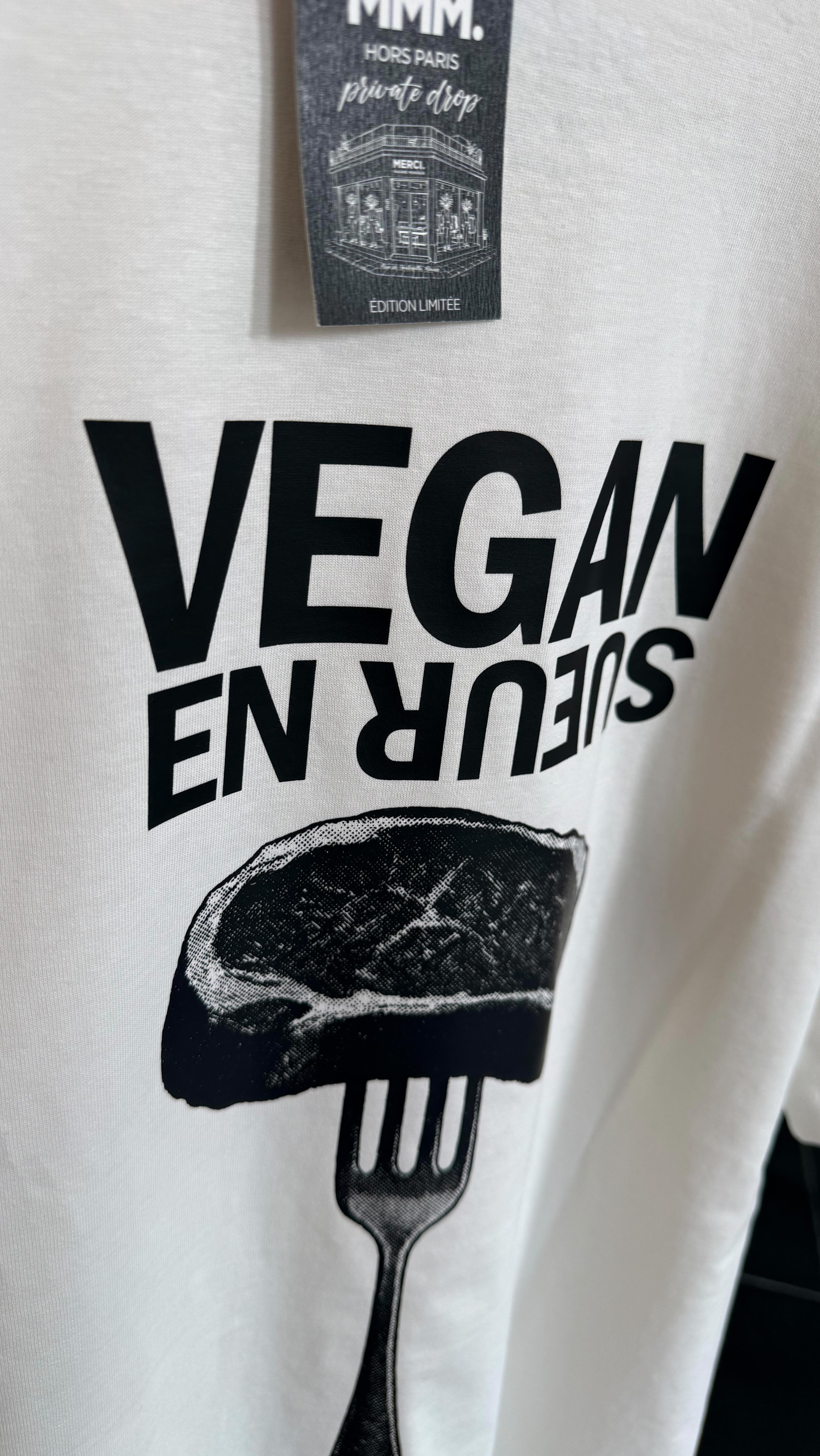 New drop chez Merci Madame Monsieur
VEGAN EN SUEUR.
Le paradoxe sur textile.
Un t-shirt qui ne fait pas semblant
220 g de caractère
100 % coton biologique
Aucune contradiction
Juste du style
Attention, ce t-shirt est 100 % vegan
Parce que le style n’a pas besoin d’être logique
Private Drop signé
Merci Madame Monsieur
#MerciMadameMonsieur #MMM #Vegan #VeganStyle