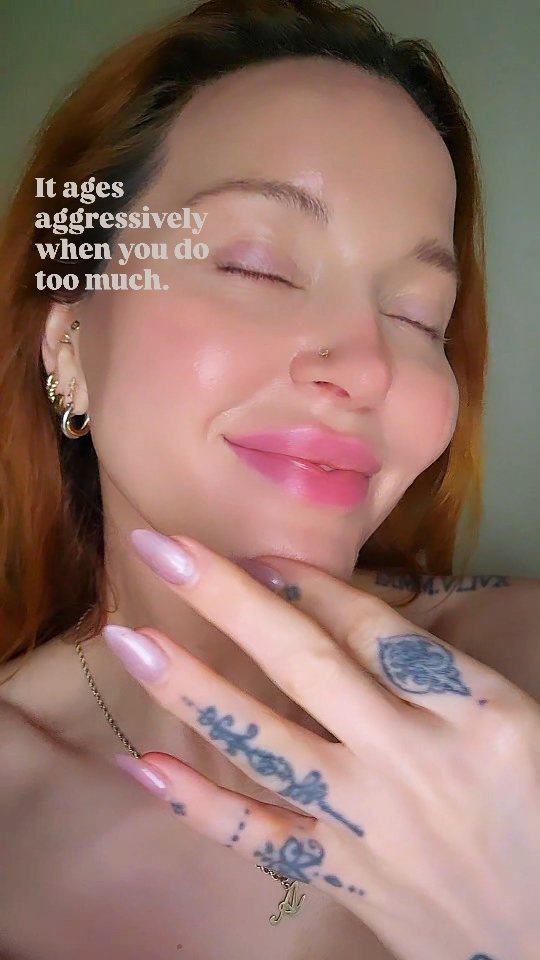 𝐒𝐭𝐫𝐨𝐧𝐠 𝐬𝐤𝐢𝐧 𝐝𝐨𝐞𝐬𝐧’𝐭 𝐜𝐨𝐦𝐞 𝐟𝐫𝐨𝐦 𝐜𝐨𝐧𝐬𝐭𝐚𝐧𝐭 𝐜𝐨𝐫𝐫𝐞𝐜𝐭𝐢𝐨𝐧. 𝐈𝐭 𝐜𝐨𝐦𝐞𝐬 𝐟𝐫𝐨𝐦 𝐫𝐞𝐠𝐮𝐥𝐚𝐭𝐞𝐝, 𝐟𝐮𝐧𝐜𝐭𝐢𝐨𝐧𝐚𝐥 𝐭𝐫𝐞𝐚𝐭𝐦𝐞𝐧𝐭.
.
Many people think lots of layered actives makes for a better routine, more stimulation means more collagen, a deeper burn means a better exfolation- but excess inflammation can actually activate enzymes that break collagen down faster than you’re building it and an excessive routine can disrupt and upset the skin barrier faster than you can repair it.
.
That’s where a more selective approach comes in. Rather than doing everything all the time and chucking everything but the kitchen sink at it, we need to be asking what does the skin actually need- and sometimes it’s really is just leaving it alone.
.
As a super generalised rule of thumb for maintenance;
Microneedling quarterly
Deep lasers 2x yearly
Chemical peels seasonally
Facials monthly
Skin boosters 3x yearly
PLLA (eg sculptra) yearly
Tox 3-4x yearly
~and it goes without saying a solid home routine with a complimentary lifestyle.
.
Refined, healthy skin can't be rushed and