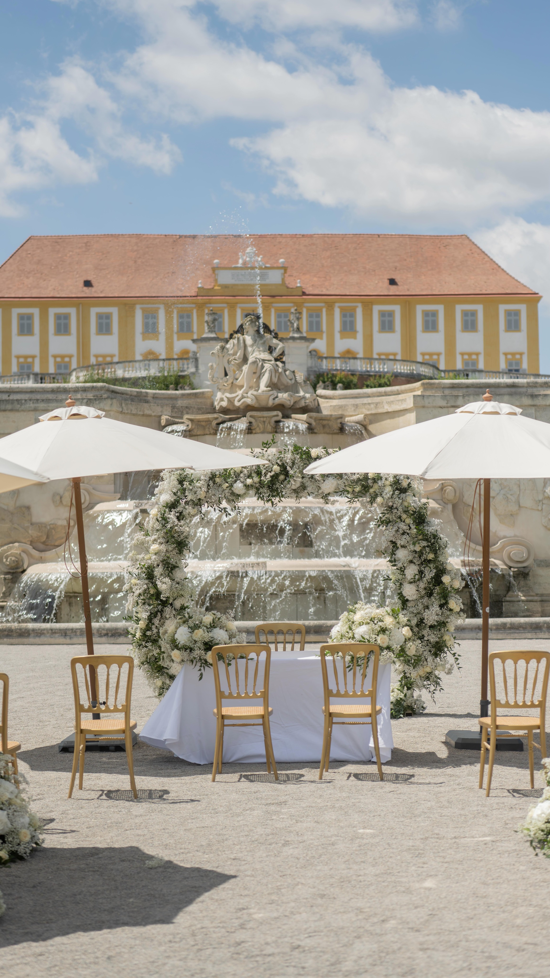 Schau dir diese Kulisse an: Schloss Hof. Absolut pompös, oder? Ein Traum für jede Hochzeit.
Aber mal ehrlich: Damit so ein Tag wirklich „magisch“ wird, braucht es mehr als nur eine schöne Location. Es braucht jemanden, der im Hintergrund die Fäden zieht und alles genau dorthin rückt, wo es hingehört damit ihr euch um nichts kümmern müsst.
Im Video siehst du mich gerade dabei, wie ich diesen Traumbereich symbolisch in Form bringe. Und genau das mache ich auch für eure Planung.
Vielleicht steckt ihr gerade mitten in der ersten Euphorie eurer Verlobung, wisst aber vor lauter To-dos nicht, wo oben und unten ist. In meinem Haus der Planung ist mein „Menüplan“ für euch ganz simpel:
Eure Vision: Ihr erzählt mir, wie ihr euch euren Tag vorstellt (auch wenn es so pompös wie hier im Schloss sein soll).
Mein Job: Ich rücke das Budget, die Dienstleister und den Ablaufplan so zurecht, dass alles stressfrei ineinandergreift.
Das Ergebnis: Ihr feiert, ich plane.
Wenn ihr Lust habt, eure Hochzeit nicht nur zu träumen, sondern sie wirklich entspannt anzugehen, dann meldet euch gerne bei mir.
Schreibt mir eine Nachricht und wir treffen uns zu einem ersten Kennenlernen. Das ist unverbindlich und kostenlos. Ich freue mich darauf, eure Geschichte kennenzulernen!
#hochzeitsplanung #heiratenimschloss #weddingplanner #luxurywedding #zeremonie