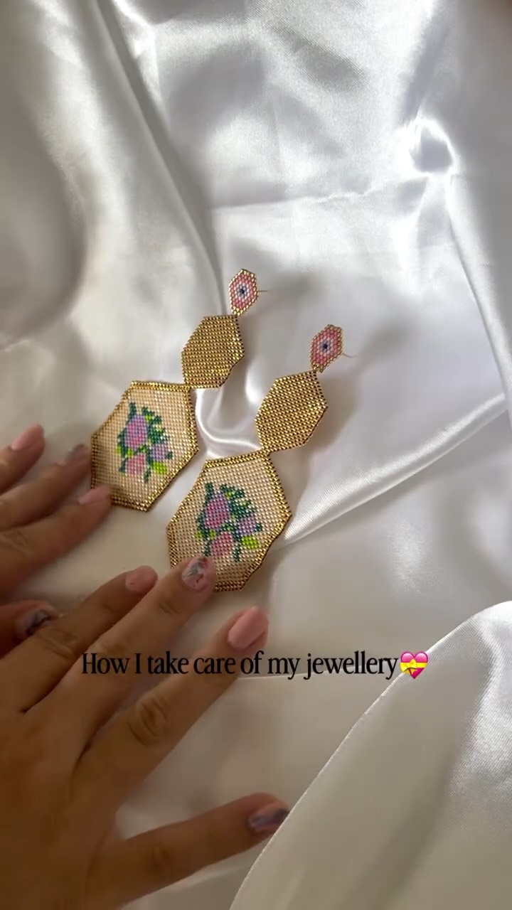 Caring for your handmade jewellery is caring for an artisan’s heart💝
#handmadewithlove #beadedearrings #artisanjewelry #slowmade #miyuki