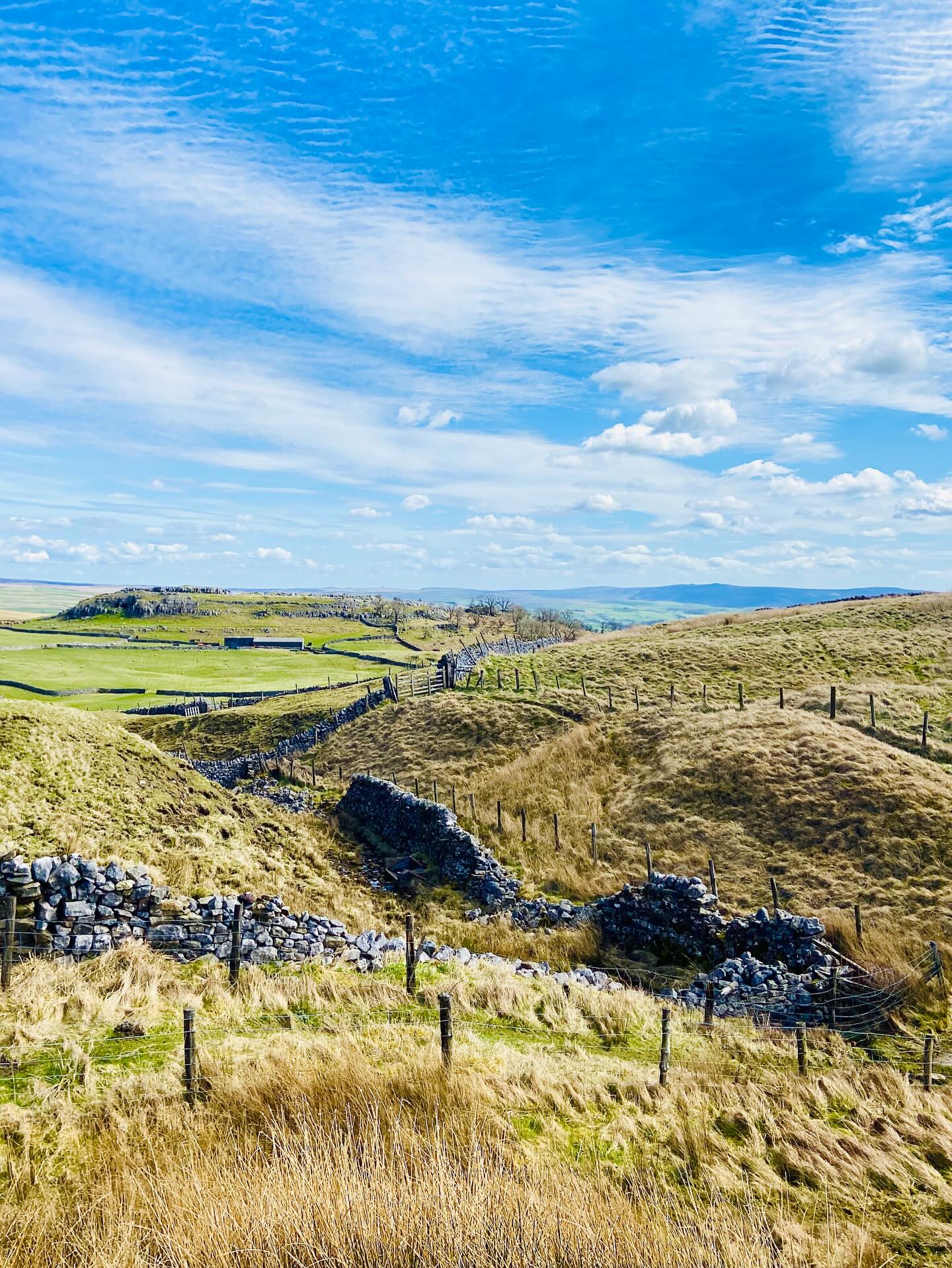 We’ve had a glorious day in @yorkshiredales today, got myself out for a wander on the moors - absolutely breathtaking 😍