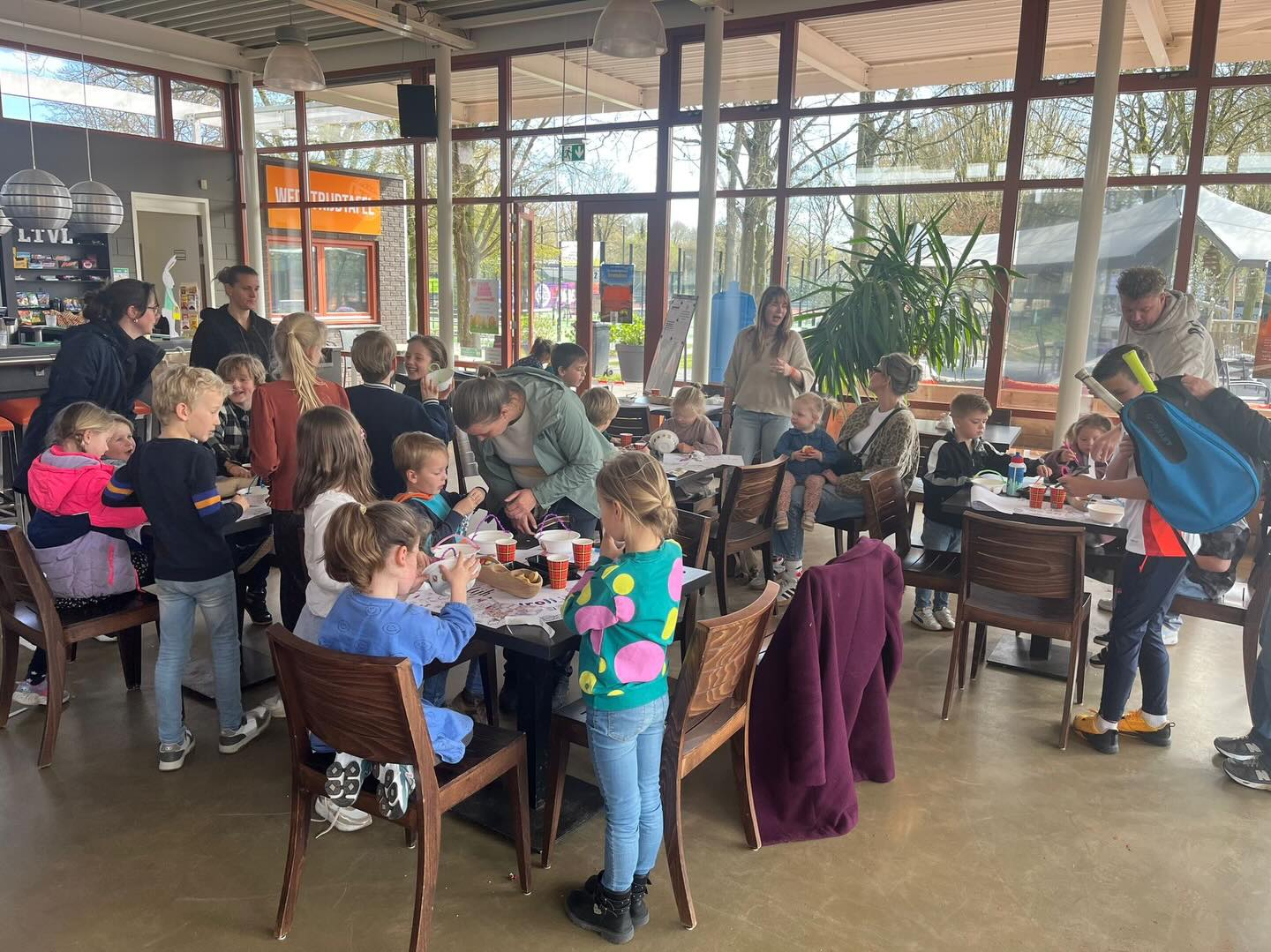 De Jeugdcommissie heeft ook voor de allerkleinste natuurlijk aandacht!! Met pasen voor de deur 🐣, mag het paaseieren zoeken niet ontbreken. Super leuke middag met zo’n 20 kindjes die met een grote smile weer huiswaarts gingen.