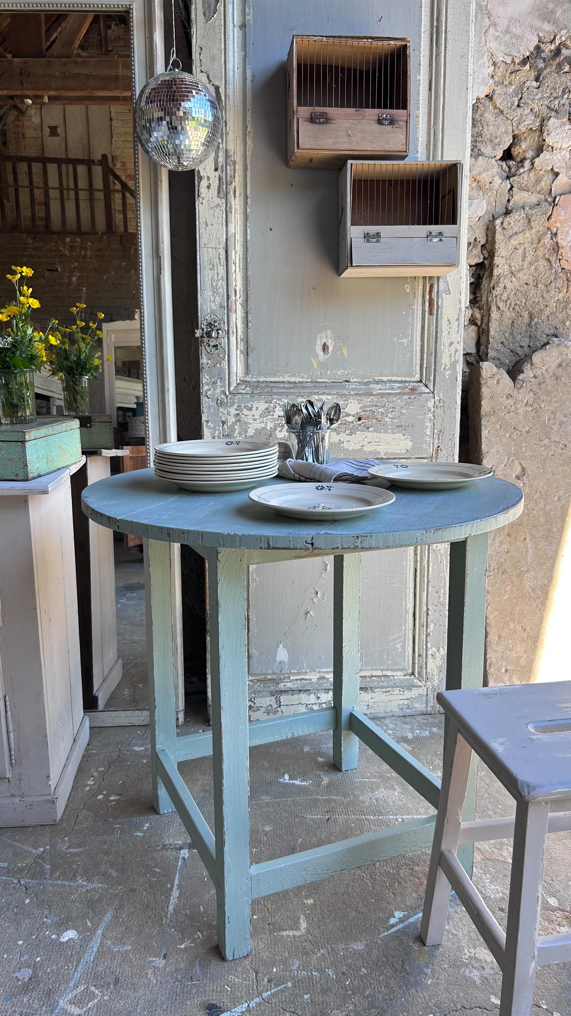 Une table comme on les aime ici…
imparfaite, douce, vivante 🤍
Son vert tendre patiné accroche la lumière,
son plateau raconte les années passées…
Elle peut rester une petite table de repas pleine de charme
ou se transformer en table basse pour une ambiance encore plus cosy ✨
Et c’est là que j’ai besoin de toi…
👉 tu la préfères comment ?
#brocanteenligne #tableancienne #maisondecampagne #patine #decoauthentique meubleancien damepatine espritcampagne decochaleureuse avantapres brocante