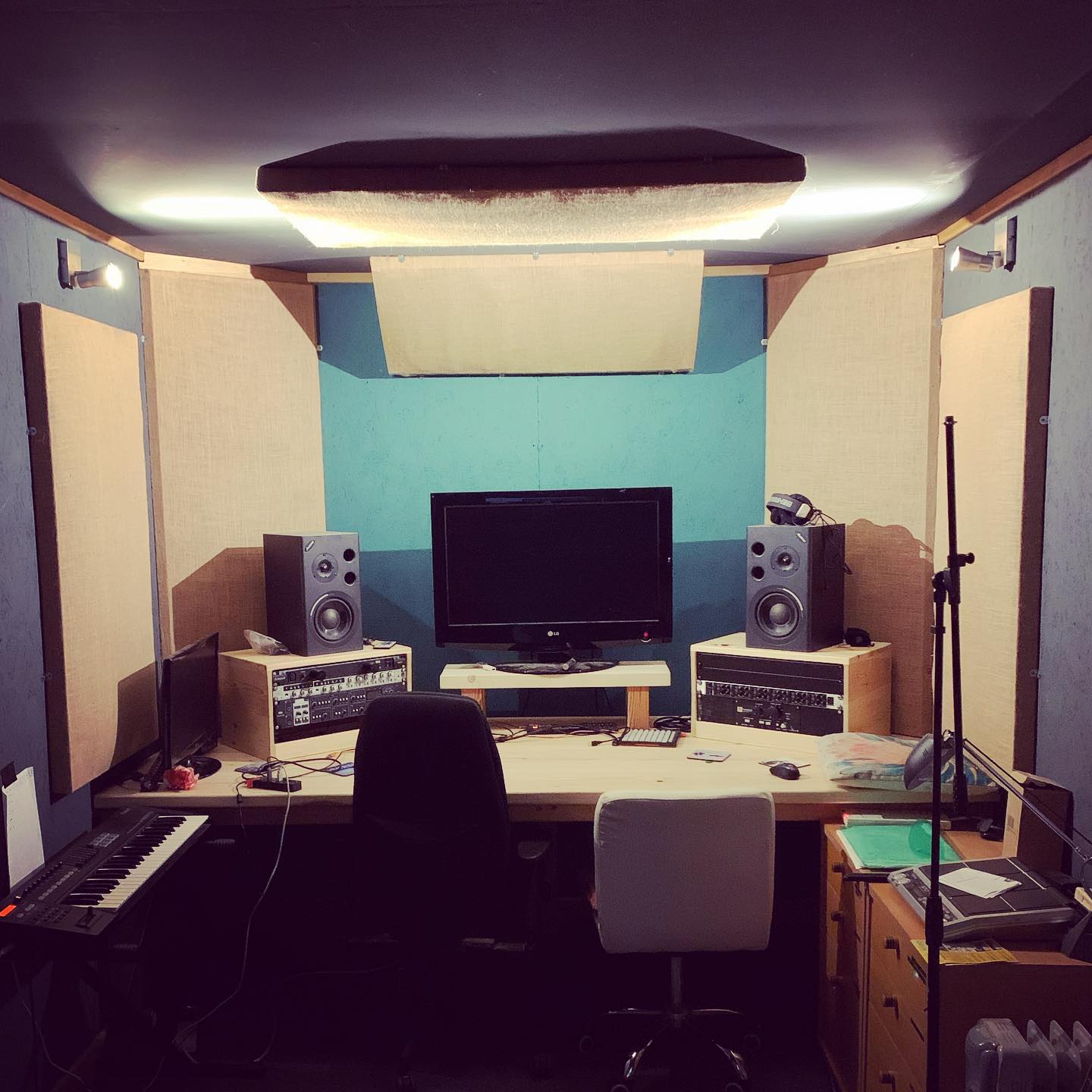 Panels installed - room sounding great 🔥🔥🔥
.
.
.
#acoustics #acoustictreatment #recordingstudio #rockwool #studio #musicstudio