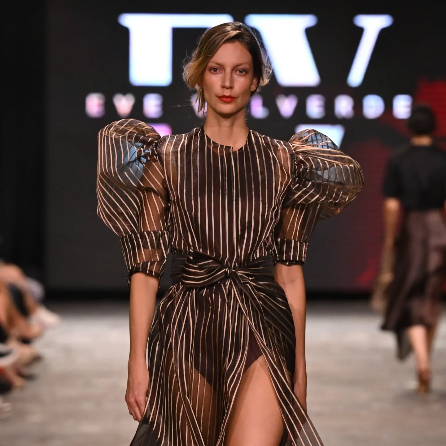 Esto es lo que la tierra guarda.
Esto es Estrato.
Presentada anoche en el Costa Rica Fashion Week 2026, en la Antigua Aduana, San José.
Eve Valverde Atelier - Lujo Sostenible.
📷 Oscar Garces
#Estrato #CRFW #EveValverdeAtelier #SlowFashion #LujoSostenible HandPainted ModaCostaRica CostaRicaFashionWeek