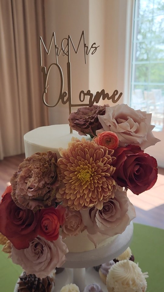 A refined statement in every detail 🤍✨
A single-tier cutting cake adorned with fresh florals, paired with a thoughtfully curated cupcake tower for the sweetest celebration 🧁💐
Timeless, elegant, and perfectly suited for their first “just married” moment.
Congratulations to the newlyweds 🥂
#CuttingCake #WeddingDesserts #CupcakeTower #TimelessElegance #WeddingCake GeorgiaWeddings RefinedDetails BrideAndGroom DessertDisplay HappilyEverAfter @atlantaweddingextravaganza @cmproductionatl @idlewildeeventcenter @karmaconfectionsatl