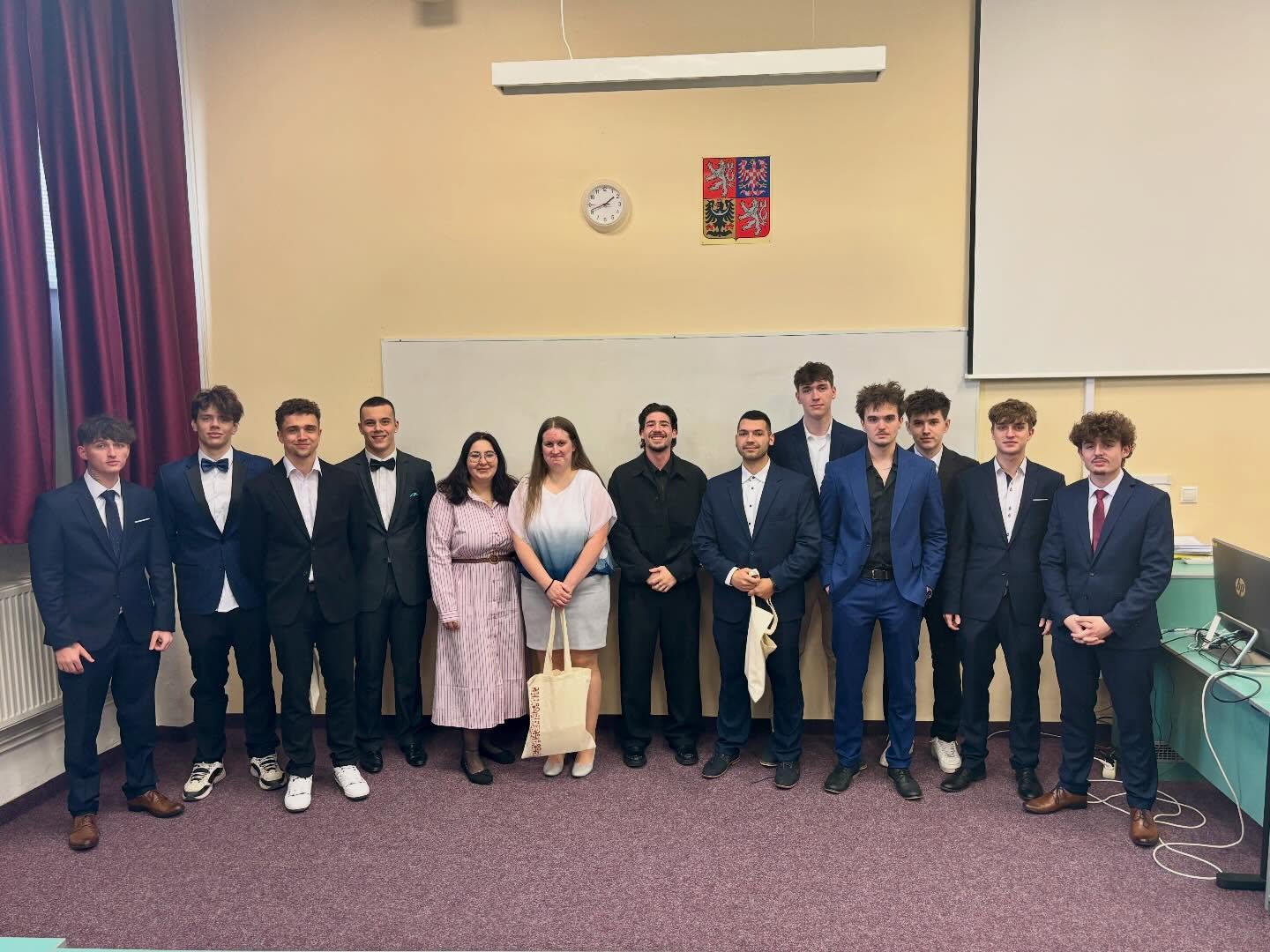 Dámy a pánové, tak tohle jsou ti naši ikoničtí maturanti. Fandíme vám, legendy! 👑