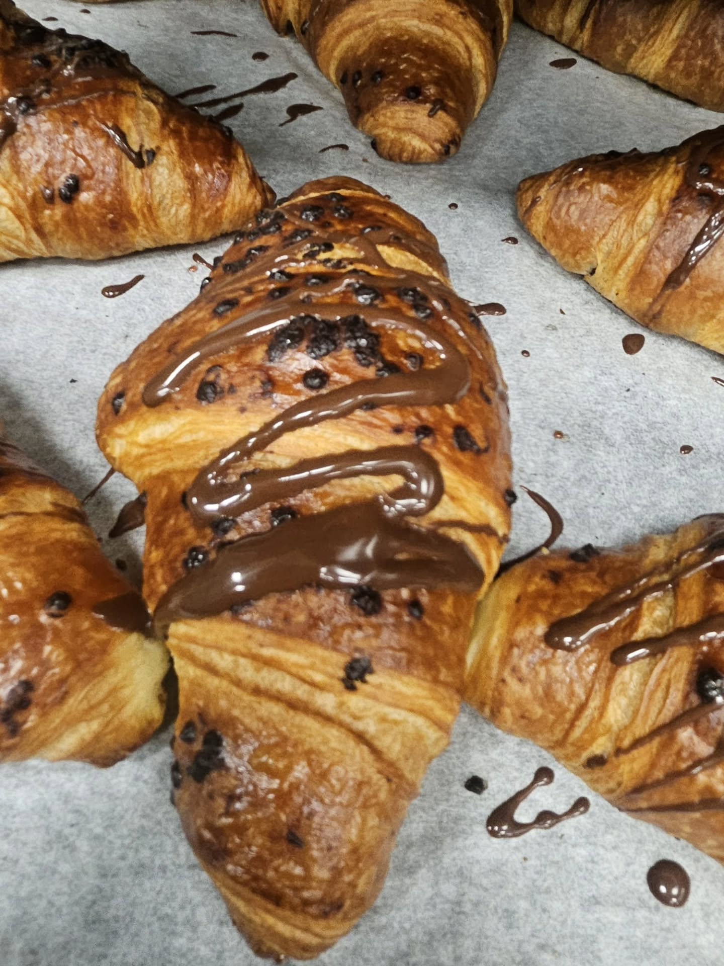 Who likes chocolate??? Fancy a croissant filled with hazelnut praline... now we have you covered. #suportlocal #indepentantbakery #familybakery #smallbusiness #croissantpraliné