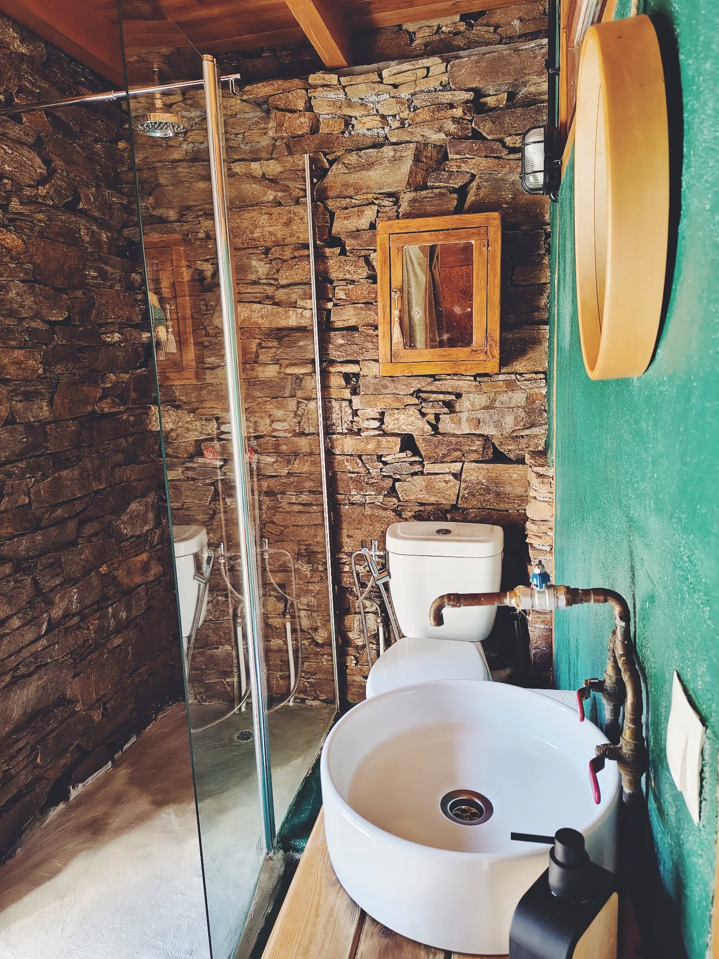 How's the bathroom at Casa Kukui? Eco-friendly and simple, with natural soaps and shampoos that care for the planet 🌿
¿Cómo es el baño en Casa Kukui? Simple, natural y ecofriendly con nuestros jabones biodegradables respetuosos con el medio ambiente 🌿
#casakukui #holiday #sustainability #deco