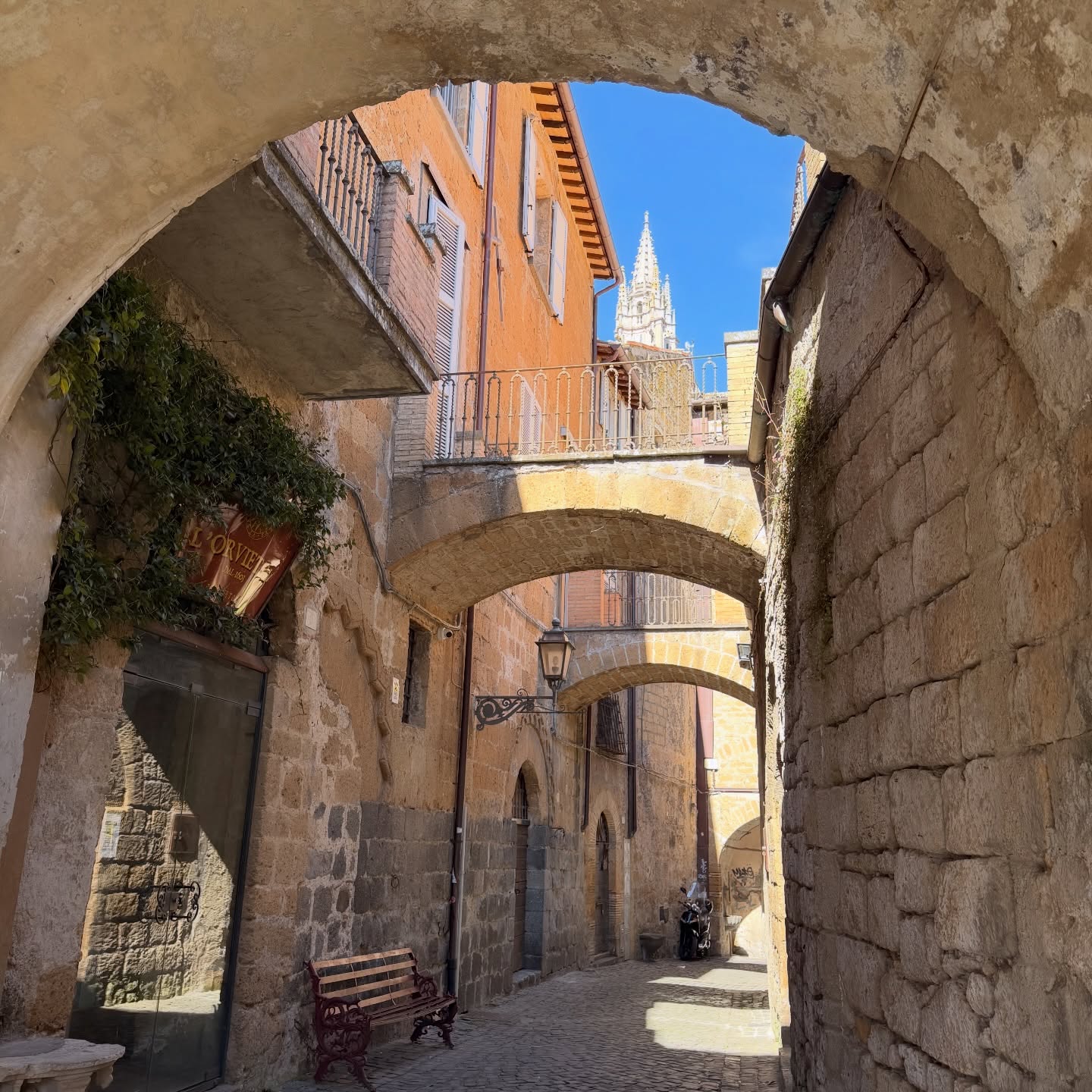 Day two ✨ We started the morning with a quick vinyasa flow, then set off for Orvieto… wandering its ancient streets before heading beneath the city to explore the underground.
A day of movement, history and a little bit of magic ❤️
#orvieto #travel #italy #explore #yogaretreat