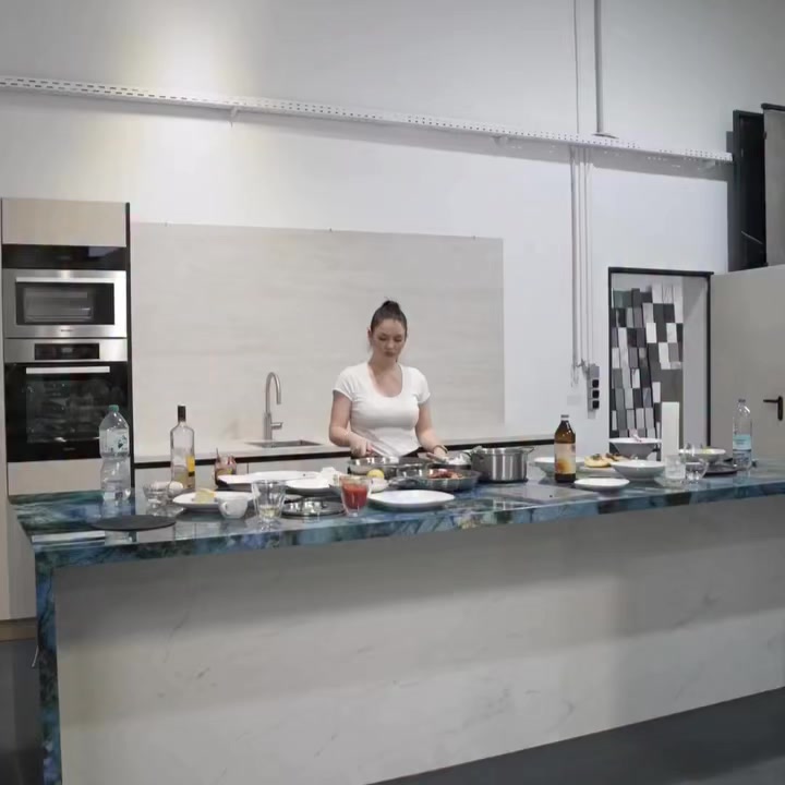 מעצבים וחברות מטבחים, תחסכו ללקוחות שלכם כאבי ראש מיותרים!
תכירו את אינוויזקוק, כיריים נסתרות בלי שום בליטה או חיתוך בשיש, שישדרגו להם את המטבח -
ויאפשרו להם ליהנות משיש נקי ומצוחצח, בלי מאמץ!
תודו לנו אחר כך.