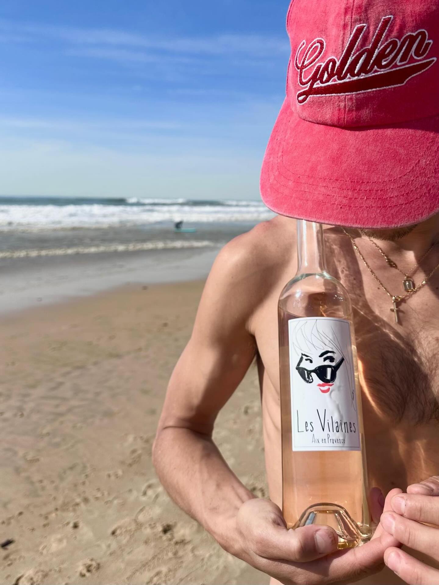 Golden rosé for golden boys 💋🕶️
Model @charlyperez__ 🤘🏼
.
📸 @chlohallett 🙏🏼
#lesvilaines #girlswinethatmenlove #rosedeprovence #coteaudaixenprovence #rosewine
