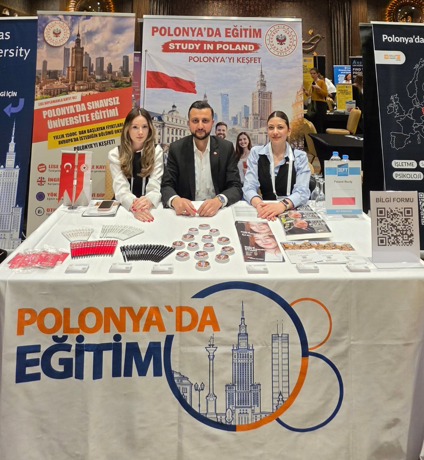🇵🇱 24 Mart 2026’da Ankara Sheraton Hotel’de düzenlenen IEFT Yurtdışı Eğitim Fuarı’nda sizlerle buluştuk!
Polonya Akademi olarak, Polonya’da eğitim hayali kuran öğrenci ve velilerimizle birebir görüşme fırsatı yakaladık. 🇵🇱✨
Polonya; hızla gelişen akademik altyapısı, özellikle mühendislik ve teknik alanlardaki güçlü üniversiteleri ile uluslararası kariyer hedefleyen öğrenciler için önemli fırsatlar sunmaktadır.
Fuarda;
🎓 Polonya üniversiteleri
💶 Yaşam maliyetleri
📄 Başvuru ve vize süreçleri
🌍 Kariyer ve Avrupa fırsatları
hakkında detaylı bilgilendirmeler gerçekleştirdik.
Polonya’da eğitim yolculuğunuzda yanınızda olmaya devam ediyoruz. 🚀
📩 Siz de detaylı bilgi almak için bizimle iletişime geçebilirsiniz.
📍 @polonyayikesfet
🌐 www.polonyaakademi.com
#polonyadaegitim
#polonya
#yurtdisieğitim
#polonyadaüniversite
#polonyavize