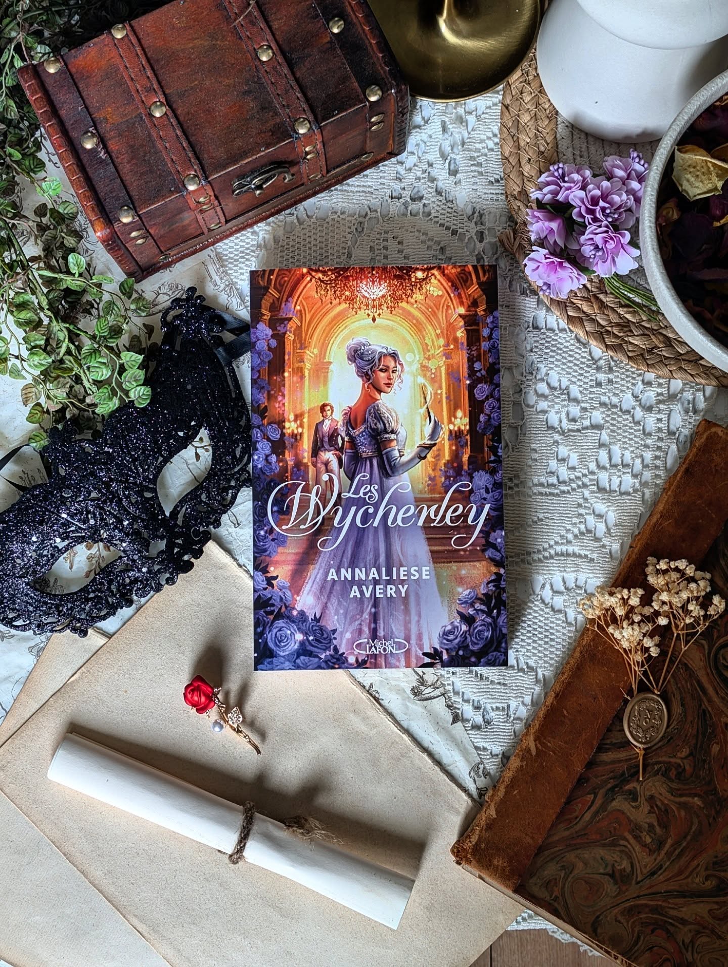 ✨ Les Wycherley - Annaliese Avery ✨
Quand Bridgerton rencontre Harry Potter... ça donne un magnifique roman frais et hyper addictif !
Bienvenue dans une ambiance mondaine à l'anglaise, saupoudré de sorcellerie. (C'est surprenant comme combo et pour le coup, j'ai trouvé ça incroyable). Vous allez avoir le droit à des bals, des rumeurs et aussi des rivalités pour votre plus grand plaisir.
On découvre ainsi dans ce contexte, Aurélia, une sorcière maudite, mise à l’écart par la société. Loin de se laisser abattre, elle est bien décidée à changer son destin. Elle garde la tête haute malgré la solitude, et ça la rend immédiatement attachante.
Elle va faire la rencontre de Jules, un homme complexe qui va s'avérer être plus doux que ce qu'il paraît. On retrouve une vibe très Roméo et Juliette avec cette rivalité qui anime leurs familles respectives.
Si vous aimez le slow burn vous allez être servi... Vous aurez de la tension, un amour interdit et des échanges croustillants entre les deux protagonistes.
Il y a un vrai travail également sur les personnages secondaires qui apportent tous quelque chose au lore. L'univers est très plaisant et il y a énormément de détails qui nous font nous immerger au fil de la lecture. La plume est fluide et agréable, je l'ai lu très rapidement (sûrement parce que le rythme était soutenu, ce qui est toujours une bonne surprise dans ce genre de roman).
Il y a bien sûr beaucoup d'autres choses à dire sur ce roman, mais je vous laisse le plaisir de le découvrir par vous même.
En bref, ce roman est une vraie bonne surprise qui apporte un peu de fraîcheur et de nouveauté, avec cette vibe si particulière des sociétés mondaines...
La magie n'attend que vous... alors pour rejoindre le bal foncez chez @michellafon_jeunesse !
#leswycherley #SortieLittéraire #romans #michellafonjeunesse #annalieseavery