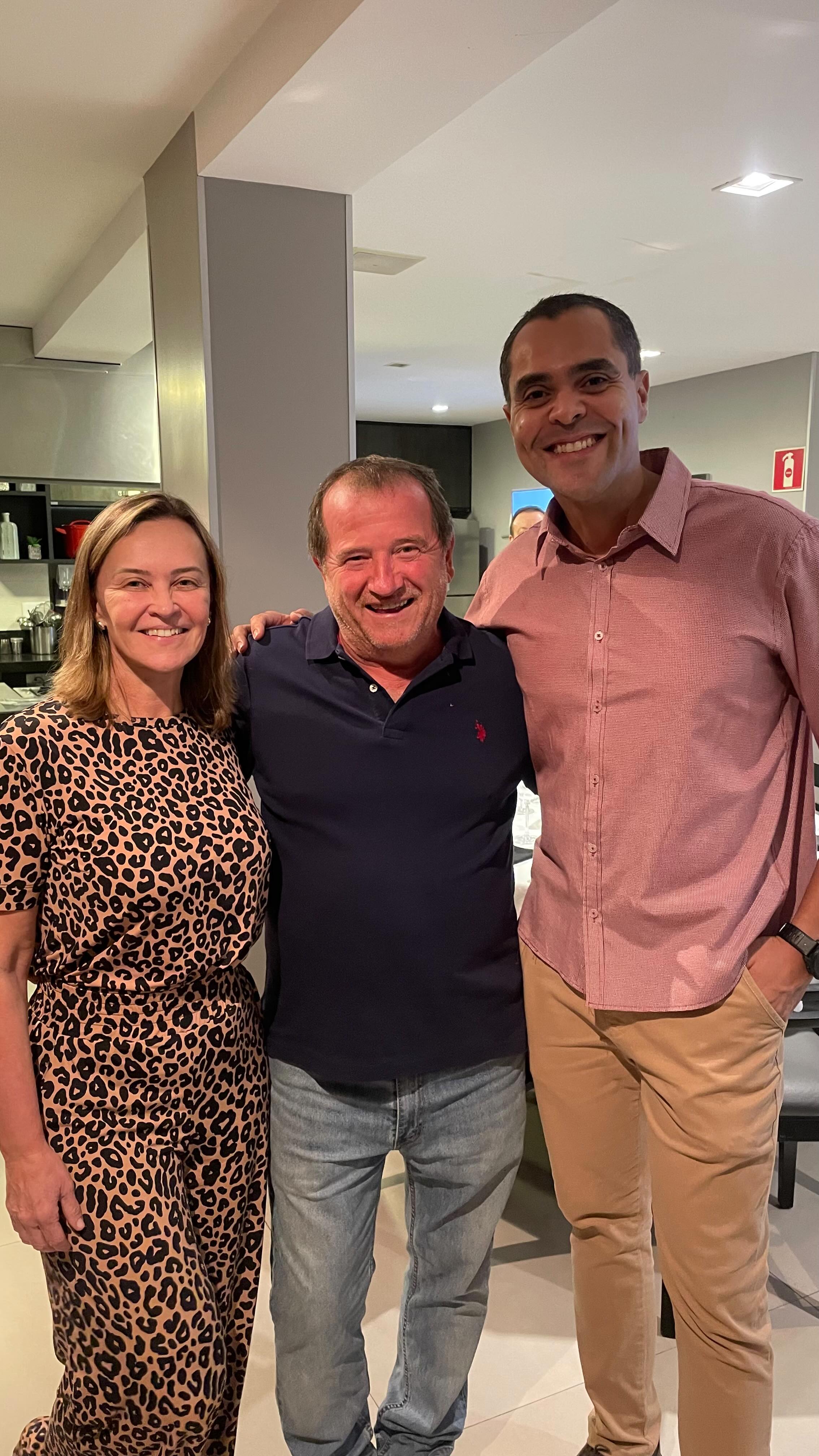 Tem histórias que fecham ciclos… e abrem outros ainda maiores.
Ter o Ricardo, do @buffetrecanto , presente no nosso primeiro workshop de queijos e vinhos com a Abrasel, Menu Escola de Gastronomia e Vinícola Basso foi muito mais do que especial: foi emocionante.
Foi ele quem, há quase 14 anos, abriu as portas para o @fabiovitormelo , lá no começo, quando tudo ainda era porta a porta, sonho e muita vontade de fazer acontecer.
Hoje, ver esse encontro acontecendo em outro momento, outro cenário, mas com a mesma essência… é a prova de que relações verdadeiras constroem caminhos duradouros.
Porque no fim, não é só sobre queijo.
É sobre pessoas, confiança e história. 🤍