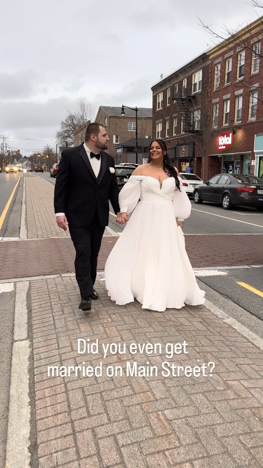 Main Street Magic. 💫
The only thing better than the view inside is the energy outside.
#downtownwedding #weddinginspiration #bostonwedding #newenglandwedding