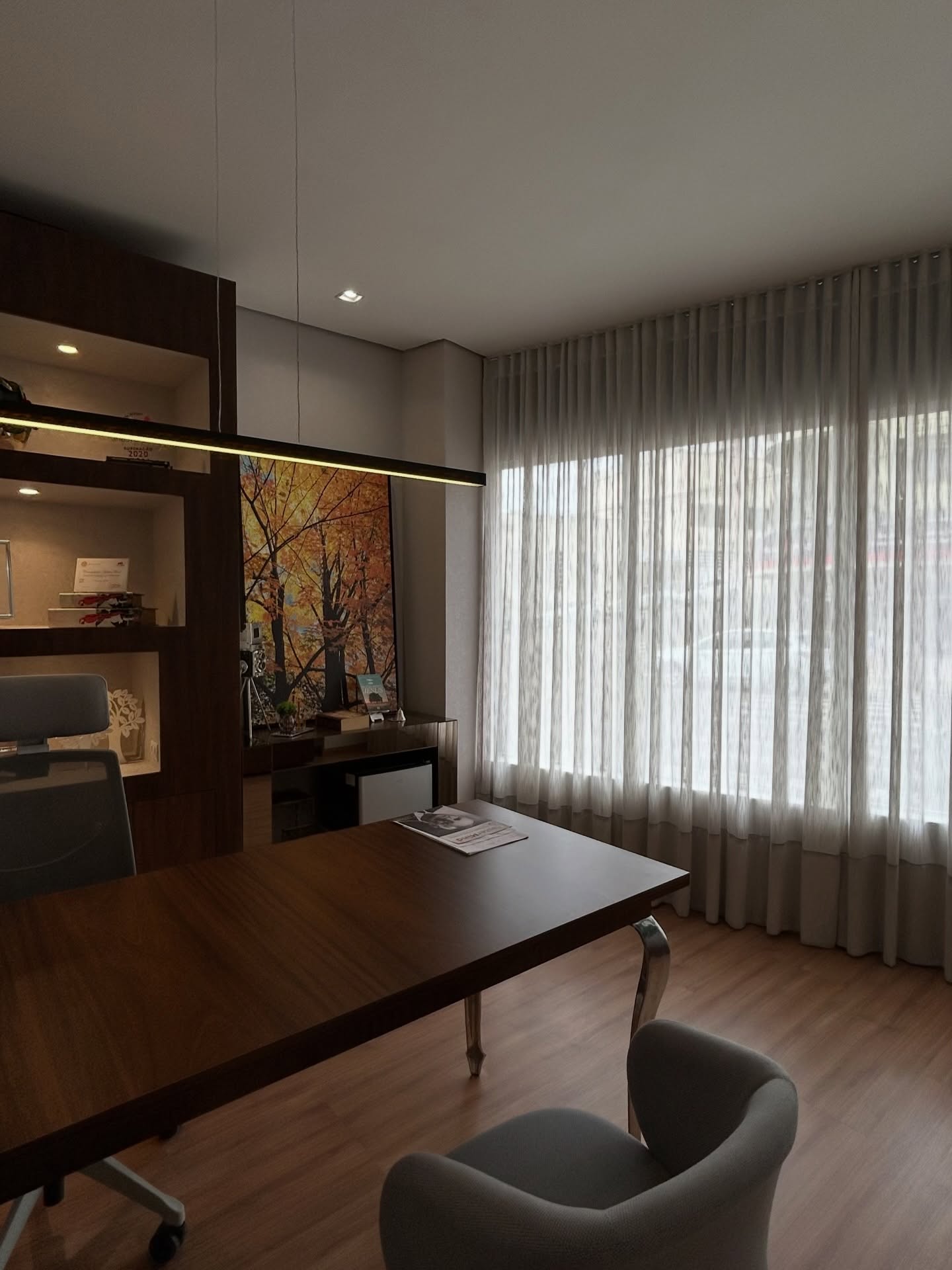 Composição em camadas, pensada para equilibrar luz e presença.
O voil liso branco atua na difusão da luz natural, enquanto o linho sintético adiciona textura e profundidade ao ambiente. Juntos, criam um controle preciso de luminosidade ao longo do dia, sem pesar visualmente.
Instalação em trilho suíço no teto, garantindo continuidade e um acabamento limpo.
Este e muitos outros modelos disponíveis em nossa promoção de 33 anos, aproveite!