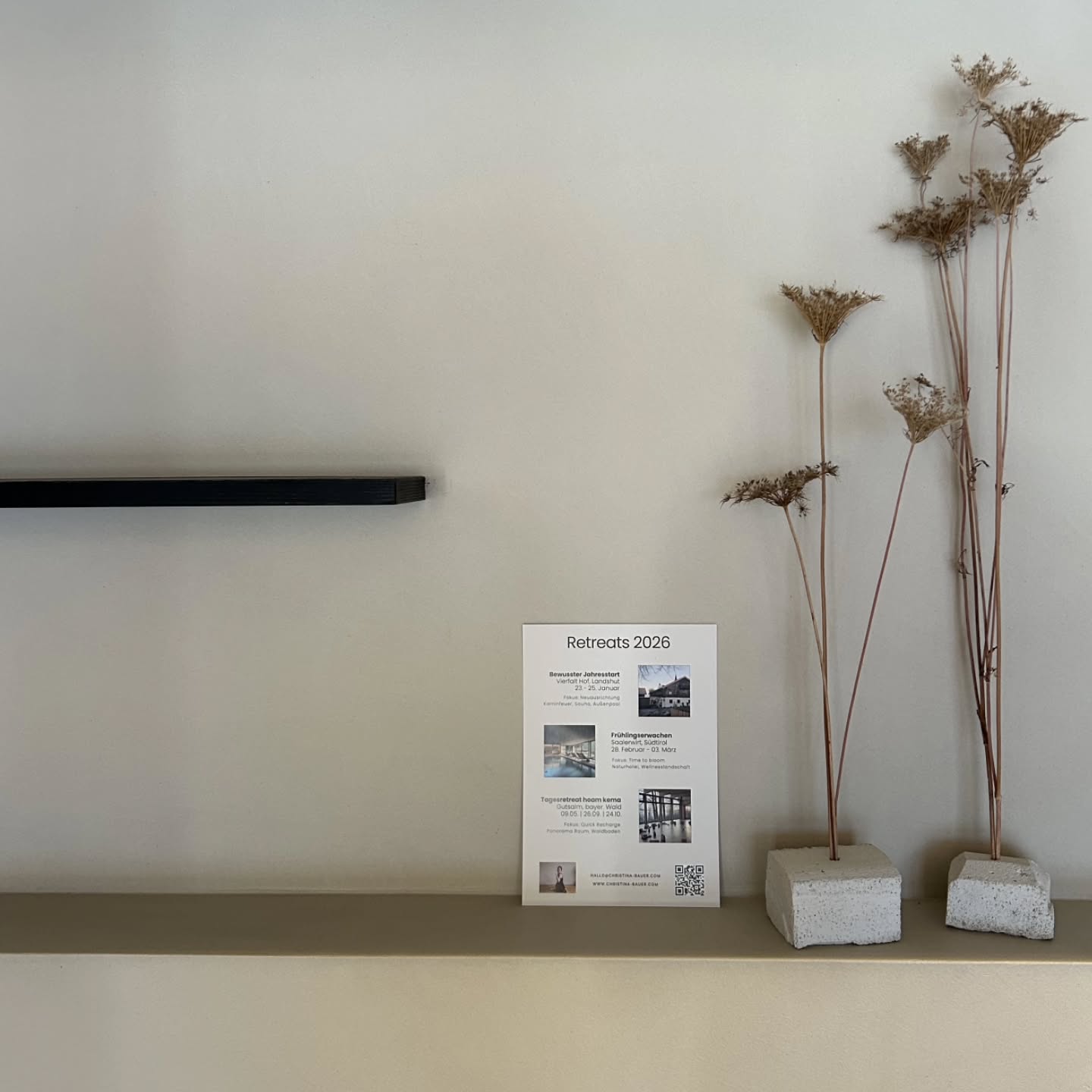 März . Locationvielfalt 💐
Südtirol, Österreich, München, bayerischer Wald und langsames Ankommen in Regensburg
• Retreat in Südtirol - bookings open March 2027 @saalerwirt
• Bergluft und Münchner Girls in Ösi
• Zusammenarbeit mit @crivit @lidlde 🫨
• Family getaway
• Solo Abtauchen, wo wir 4x jährlich mit unseren Yogis abtauchen @harlachberg.de
• Große Lichtliebe in neuen Wohnung
• letzten Module unserer Coachingausbildung - systemischer Business - und Privatcoach
• erster Firmenauftrag in Regensburg - 'innere Stärke'
• wöchentliche Yogaklassen & community Aufbau @iyoga.studios
• Feierabend Sunset Rides mit Bae
• Bergliebe & Vorfreude auf unser Yoga Wander Retreat 2.0 im September @starkenfeld
✨️Retreats & Happenings siehe Link in Bio
Schönes langes Wochenende &
Toitoitoi beim Osternester suchen!
♡