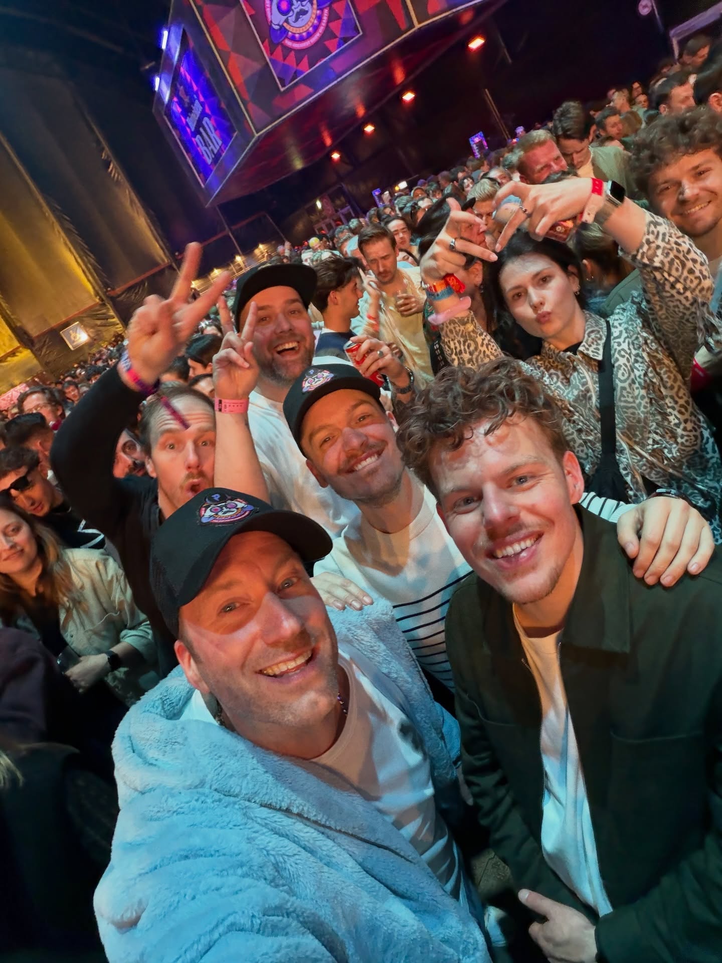 “Sunday” is for Swiping! 🐣#week14
Okee okee… het is maandag, maar die voelt als een zondag toch!
Hoe was jouw paasweekend?
1 - Paaspop! 💜
2 - Paasei 😼😼
3 - At the Q-rooftopbar @paaspopfestival 🎉
4 - Tulppop 🌷
5 - 🎧
6 - 😍
7 - The gyaldem Schillaci, Sean da Paul 💃🏻🕺🏼
8 - Met the one and only @dannyvos_ 🫖
9 - En dan nu… terug naar de studio 🎤
10- Shopping Awards 2026 🏆