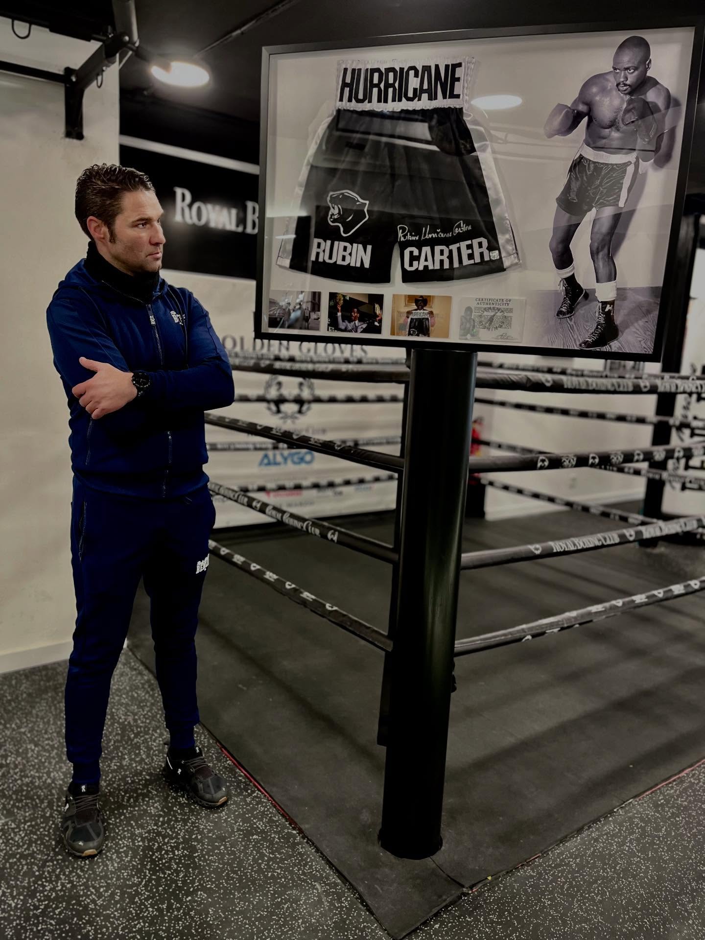 No es solo una pieza.
Es historia.
El short original de Rubin “Hurricane” Carter ya forma parte de Royal Boxing Club.
Un símbolo de lucha dentro y fuera del ring.
Una historia que trascendió el boxeo y quedó inmortalizada en Hurricane.
Gracias a don Bruno y doña Úrsula, mis suegros, por hacer posible algo que no se compra… se honra.
Esto no es un gimnasio.
Es legado.
Move with flow. Train with style.
#hurricanecarter #boxingLegend #boxinghistory