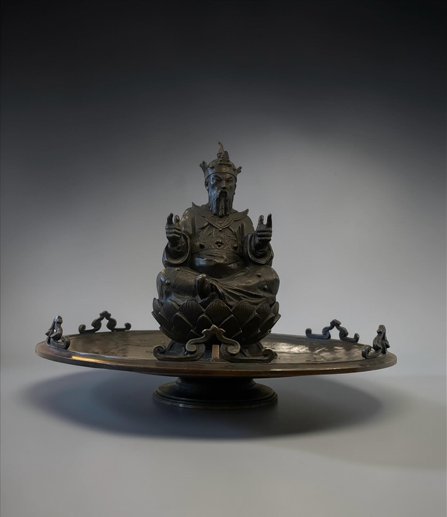 Elegant finely chased bronze inkwell, adorned at its center with a figure of an immortal seated in a meditative posture upon a lotus-shaped base. The figure, wearing a crown and a long beard, displays a serene attitude, with hands raised in a symbolic gesture designed to hold a quill.
France, 19th century. #antiquedealersofînstagram #frenchantiques #antiquity #homedecor #antiquegallery