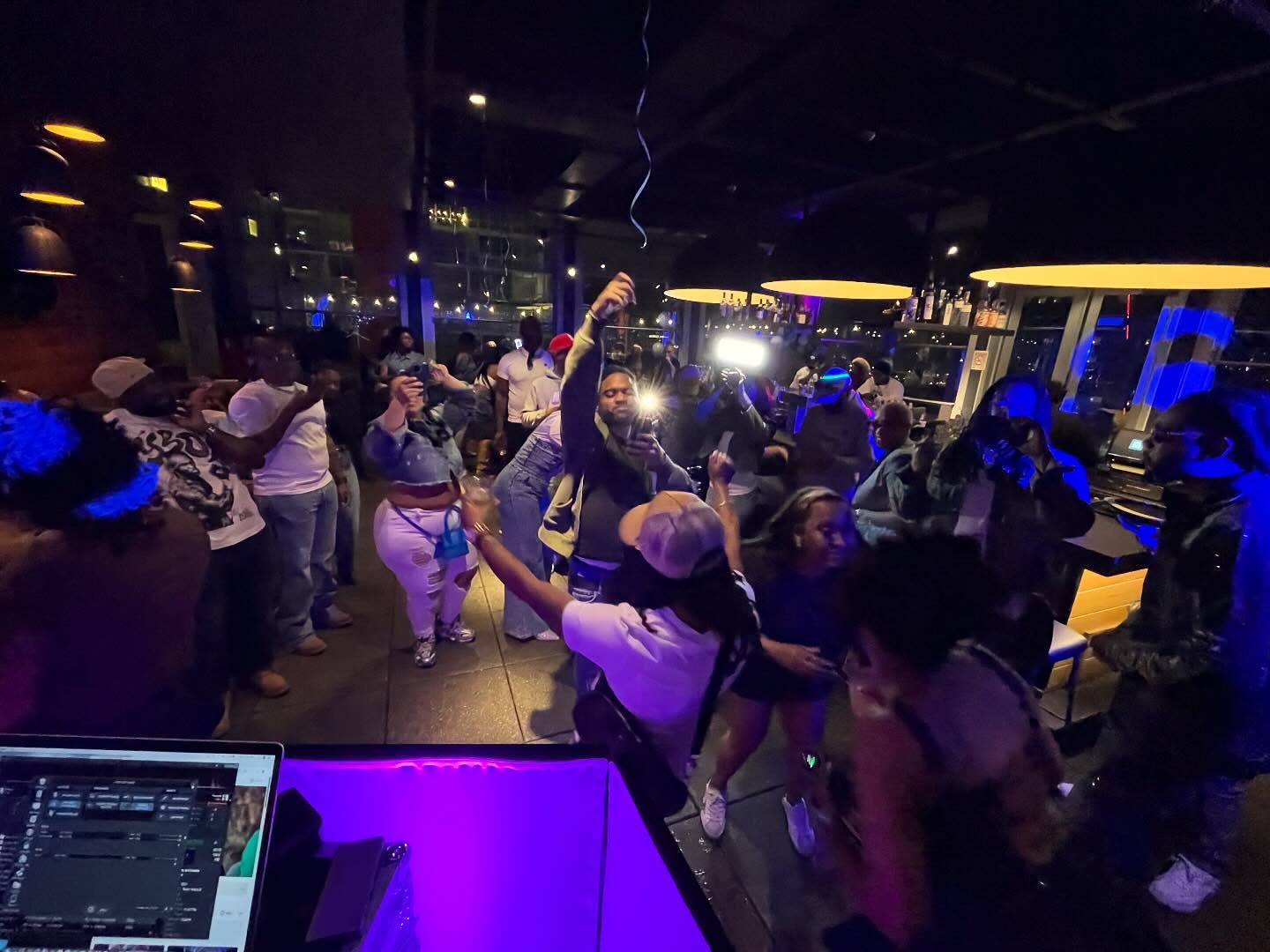 30th birthday I worked with my man Dj Don, a former Chicago house club dj. Party was at the VU Rooftop which has great views of downtown from the south loop side.
My new dance lighting came in handy for a nice vibe π₯π