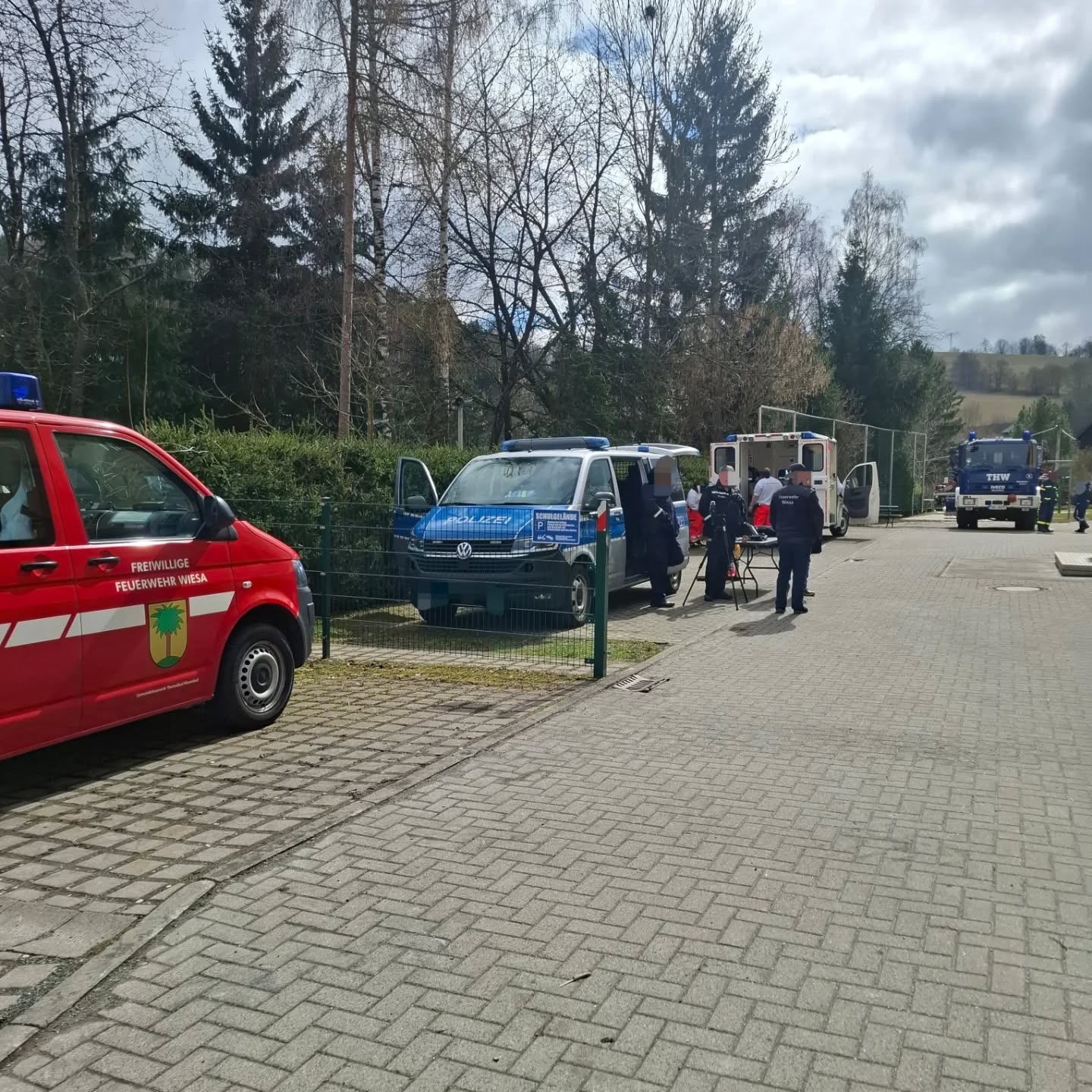 Rettertag 2️⃣0️⃣2️⃣6️⃣
Was für ein toller Tag🥰!
Im Rahmen des Tags der offenen Tür der Grundschule Wiesa, fand heute der Rettertag statt. An den zahlreich leuchtenden Kinderaugen und interessierten Blicke gemessen ➡️war dieser Tag ein voller Erfolg. Die Retter luden zur Technikschau und zu Mitmachaktionen ein. Und die Grundschule sowie der Hort boten interessante Führung durch die Räumlichkeiten sowie Spiel, Spaß und Kinderbasteln an. Und nicht zu vergessen, die Köstlichkeiten am Kuchenbuffet🍰🥧☕️!
An dieser Stelle nochmal ein herzlichen Dank an unsere Retter!!!!!! @feuerwehr_wiesa @thw.annaberg @drkovannaberg @polizeisachsen @ffwneundorf
🚓🚒🚑 🙏🏼🙏🏼🙏🏼