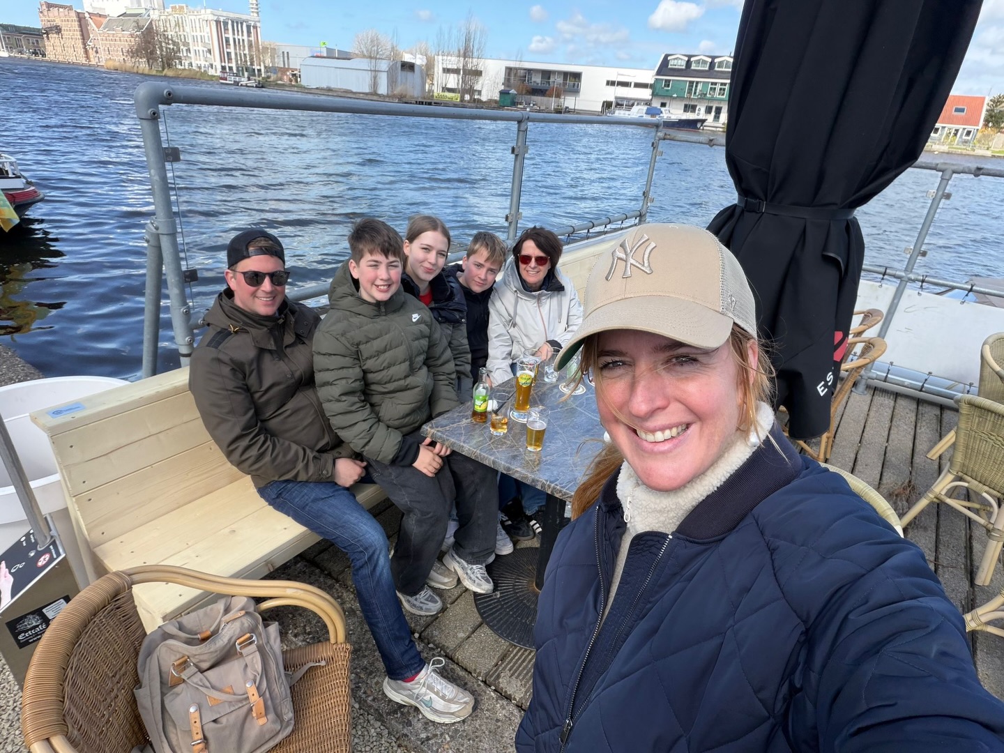 FROHE OSTERN 🐣 🌸
Wir senden euch viele Grüße zum Osterfest aus Uitgeest bei Amsterdam. Wir lassen die Wolken und die Wellen an uns vorbei ziehen, verweilen im Hier und Jetzt und genießen die freien Tage bevor die Eventsaison und Weinbergsarbeit beginnt!
Frohe Ostern an alle unsere Lieben Kunden, Schwiegermonster, Muttersöhnchen, Feierbiester oder Weinenthusiasten!
#wirliebendasleben #weinverbindet #familienzeit