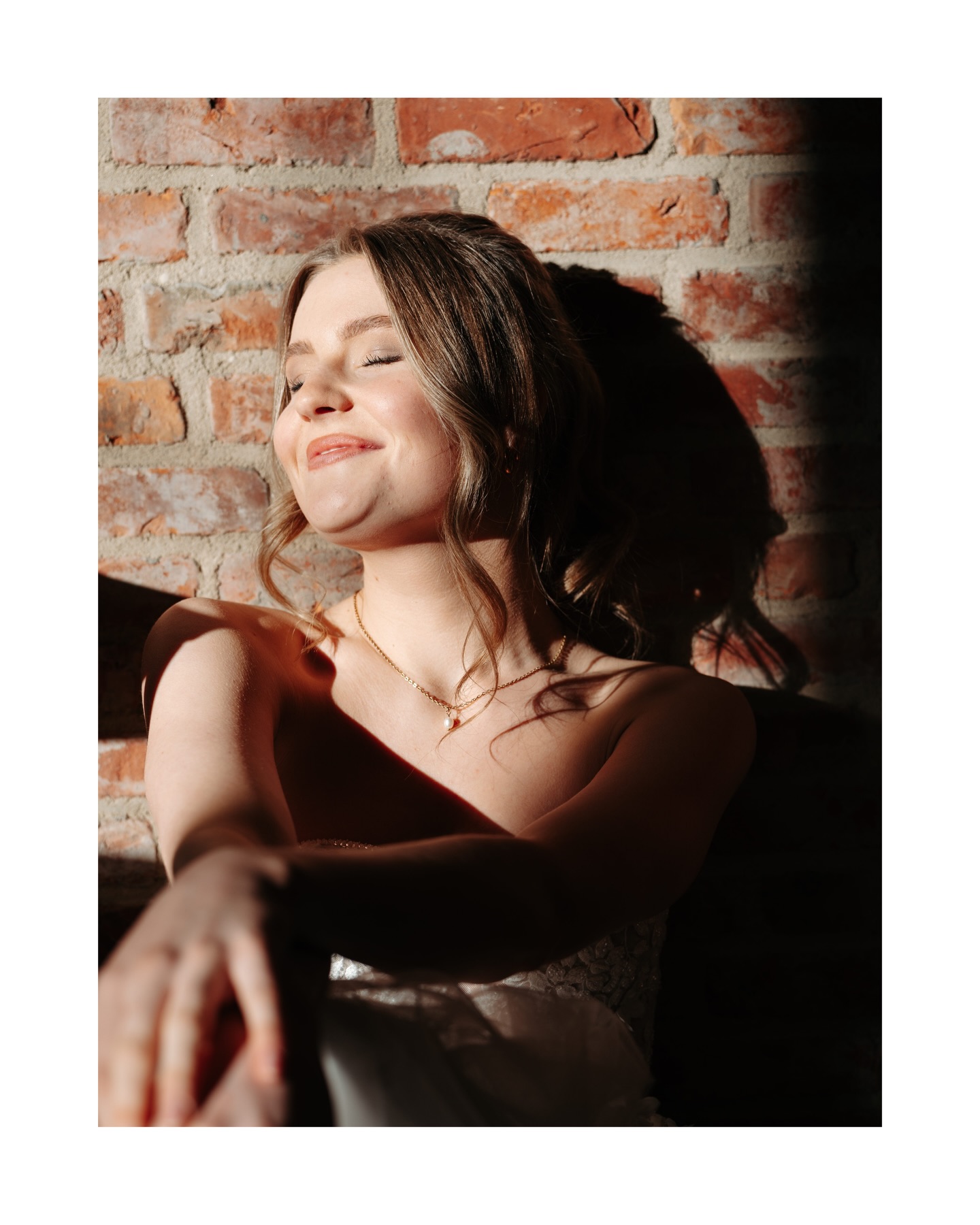 Diese Bilder sind ganz intuitiv entstanden.
Wir standen am Balkon, die Abendsonne war noch da und das Licht einfach zu schön, um es gehen zu lassen. Also sind wir genau dort geblieben und haben diesen Moment genutzt.
Kein großes Setup, kein Plan. Nur warmes Licht, Ruhe und ein Gefühl von Leichtigkeit.
Ich liebe genau solche Situationen. Wenn sich nichts erzwungen anfühlt und Bilder einfach passieren dürfen.
So entstehen Aufnahmen, die nicht nur gut aussehen, sondern sich auch genau so anfühlen. ✨
Meldet euch bei mir, wenn ihr die Bilder fühlt!
#hotelbreitenburg
#hochzeitsfotografhamburg
#weddingglam
#luxuryweddingphotographer
#editorialwedding
Fotograf: @jaronkwast.photography
Model: @sarah.maevee
Make up & Hair: @makeup_hairstyle_bystephanie
Location: @hotel_breitenburg
Messe: @liebe.ist.diemesse
Kleid: @lauefestgarderobe