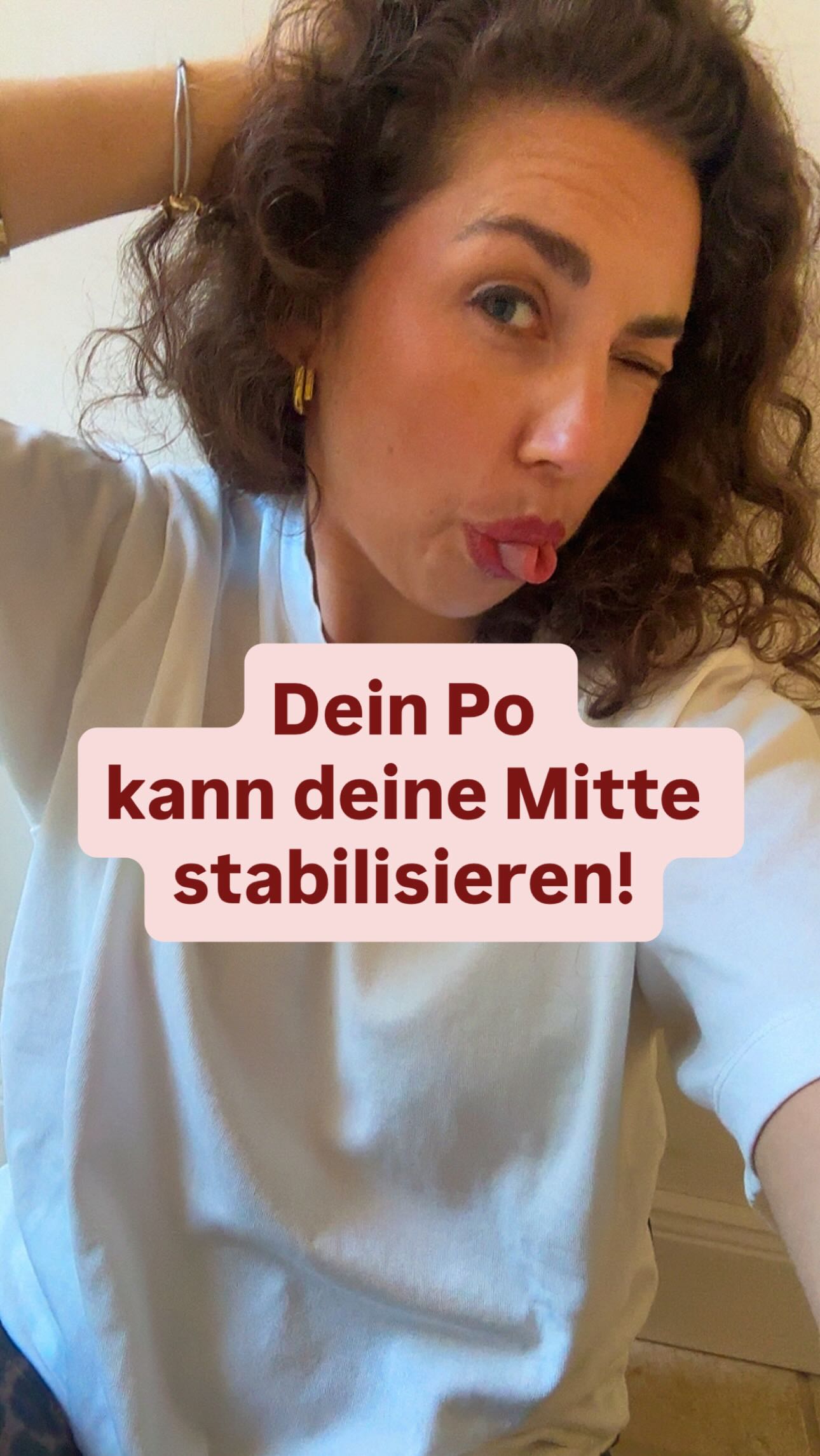 Wenn wir über Rektusdiastase sprechen, denken die meisten an zu schwache Bauchmuskeln. Aber einer der wichtigsten Muskeln für deine Mitte sitzt hier:
dein Gesäßmuskel (Gluteus)
Warum?
Weil dein Gluteus eine zentrale Rolle für die Stabilität deines Beckens spielt. Dein Becken ist die Basis für deine gesamte Körpermitte. Wenn dein Gluteus gut arbeitet, kann er gemeinsam mit:
• deinem Beckenboden
• deinem tiefen Bauchmuskel (Transversus)
• und deinem Rücken
für eine stabile und gut koordinierte Mitte sorgen.
Man spricht hier auch vom Core-System.
Jetzt wird es spannend:
Wenn dein Gluteus zu wenig arbeitet
(z. B. durch viel Sitzen oder fehlende Ansteuerung), muss dein Körper kompensieren. Diese Kompensation passiert häufig im vorderen Bereich deines Körpers.
❌Mehr Spannung im Bauch
❌verändertes Druckmanagement
❌weniger optimale Unterstützung für deine Linea Alba
Gerade bei Rektusdiastase kann das bedeuten, dass deine Mitte nicht effizient stabilisiert wird.
Wichtig zu verstehen:
Es geht nicht nur darum, einfach nur den Po zu trainieren.
Sondern darum, wie gut dein Körper zusammenarbeitet.
Wie du Spannung aufbaust.
Wie du sie wieder loslässt.
Und wie dein System unter Belastung reagiert.
Dein Körper ist kein Puzzle aus Einzelteilen. Er ist ein System.
Und genau so solltest du ihn auch trainieren.
🤍 Folge mir, wenn du Rektusdiastase wirklich verstehen willst.
Speichern und weiterleiten, wenn du dachtest, es geht nur um den Bauch.