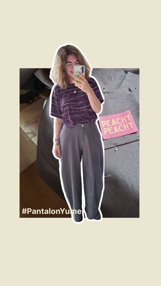 Pants so nice I made it twice ✌🏼
Want big pants zijn kinda mijn personality nu 😅.
Remember de dagen dat we skinnies droegen die voelden als een tweede huid? Ja. Iiiew.
Tweede versie van de #pantalonyume @atelierdespremieres - deze keer een maatje kleiner en wat kleine aanpassingen om een betere fit te krijgen voor mij dankzij de hulp van @charlotterachantoinette 🥰 (thanks girl love u).
De stof is een grijze denim en kocht ik bij @framalo.stofjesenco na een heerlijk naaiweekend daar. 't was het laatste van de rol, voelt meant to be hehe 🩶.
Op de poep staat een label met "peachy peachy" op 🍑 van bij @cosyclubhandmade
🪡 T-shirt is een Rafi van @wisj_sofie uit een stof die ik overkocht van @heleen_vlaeminck 🫶🏼. De tweedehands is dus toch nooit ver te zoeken.
Love ittttt ✨
Me-made | Sewista | Sewing | Handmade outfit