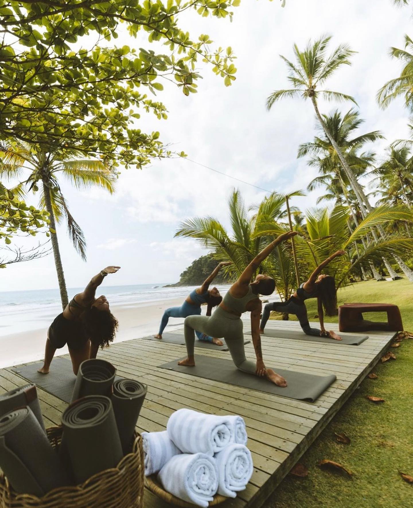Yoga no deck em Itacaré 💚 mats personalizados para Fazenda Jeribucaçu #tapetesyoga #personalizadosdeluxo