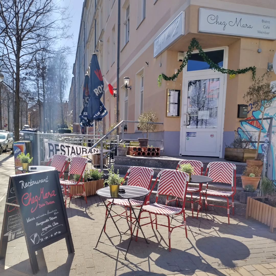 Die Sonne scheint 🌞 die Terrasse ruft...🍷
Für die Menschen in Paris ist die Terrasse viel mehr als nur eine Platz zum Essen - sie ist ein Stück Lebensgefühl. Hier wird gelebt: Menschen beobachten, plaudern, die Sonne genießen. In der Stadt wir die Terrasse zum verlängerten Wohnzimmer, zum Ort der Freiheit und Leichtigkeit - hier geht es nicht nur ums Essen selbst. Es geht um Genuss, Gemeinschaft und die Kunst den Moment zu genießen!
/Mara
Wir freuen uns auf Euch!
#savoirvivre #rostockrestaurant #caféculture #frenchrestaurant #terrasseparisienne