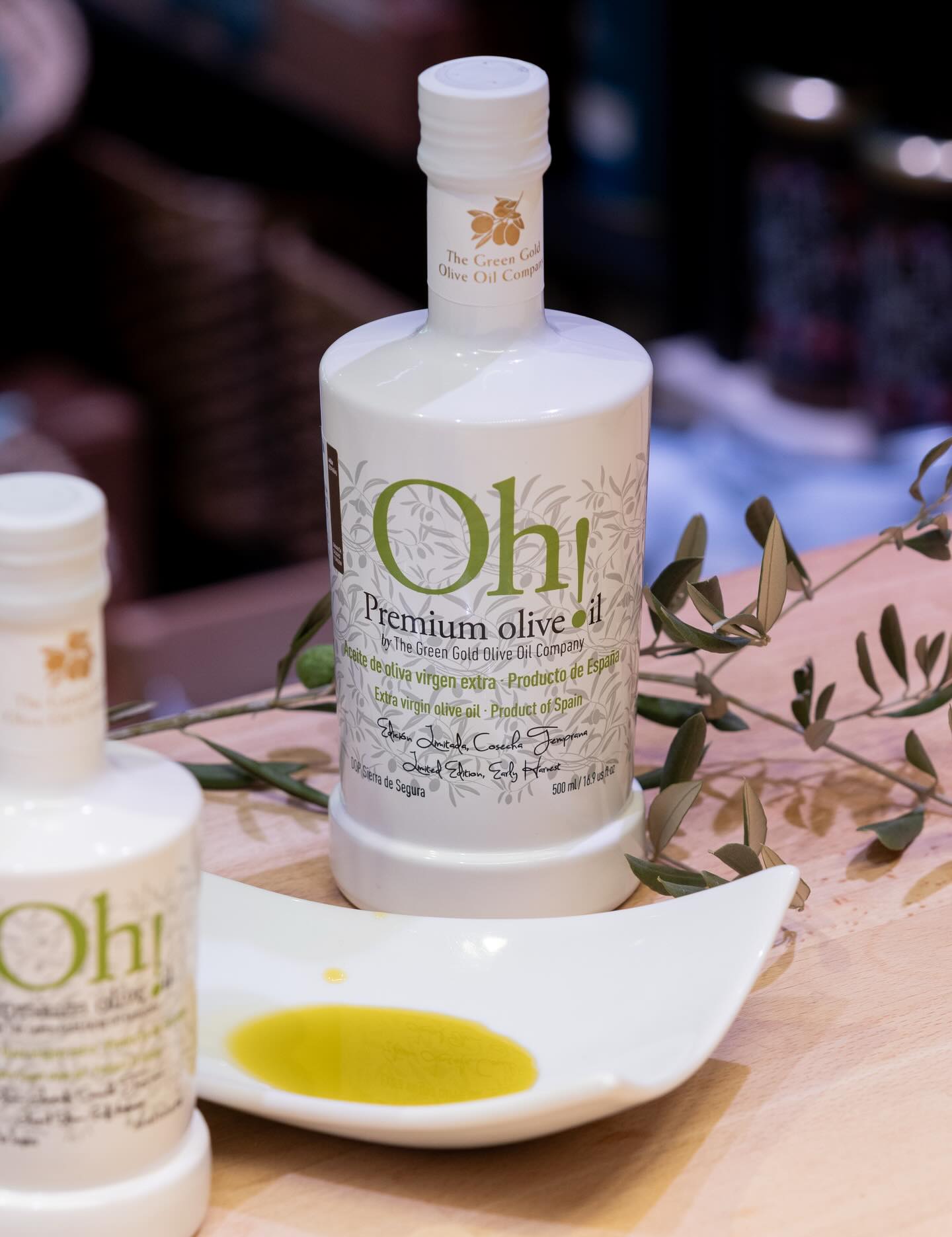 Hi ha coses senzilles que ho diuen tot..🌿
N’hi ha prou amb un bon raig d’oli d’oliva verge extra i pa cruixent.
Un petit gest, i un gran plaer ✨
L’oli és or líquid que neix de la terra 💛
De l’Empordà a Siurana, fins a Jaén… l’oli d’oliva verge extra guarda l’ànima de cada paisatge i el treball de cada mà.
Cada gota és arrel, paisatge i emoció.
És aquell toc que converteix un plat en un record ✨
@greengoldoliveoilcompany
@castillodecanena
@olissole
@lamant_gastronomic
@canigooil
#oli
#aceitedeoliva
#gourmet
#emporda
#foodlover